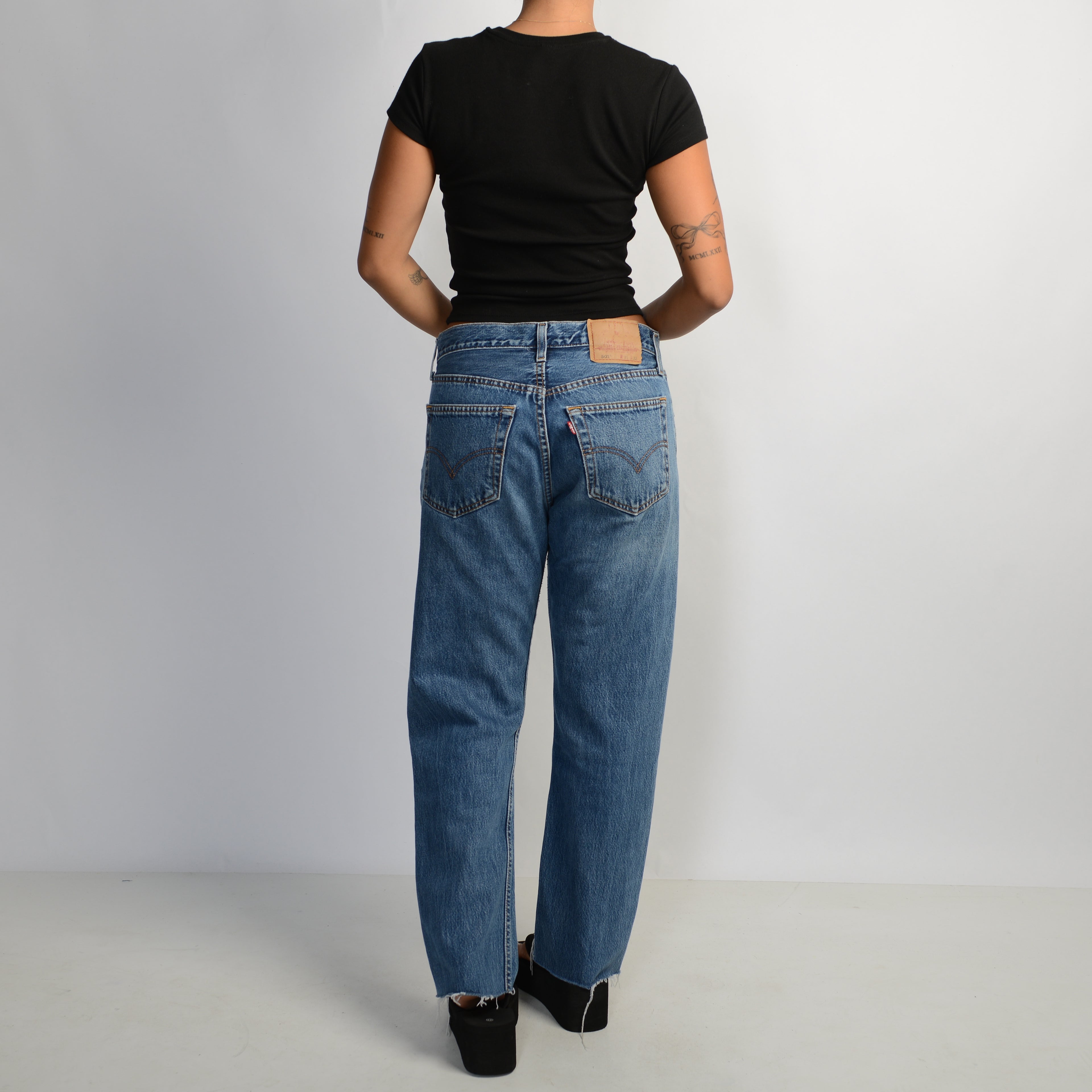 MID WASH LEVIS 501 JEANS