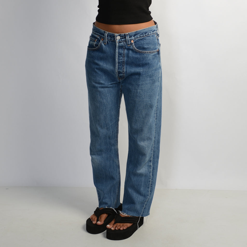 MID WASH LEVIS 501 JEANS