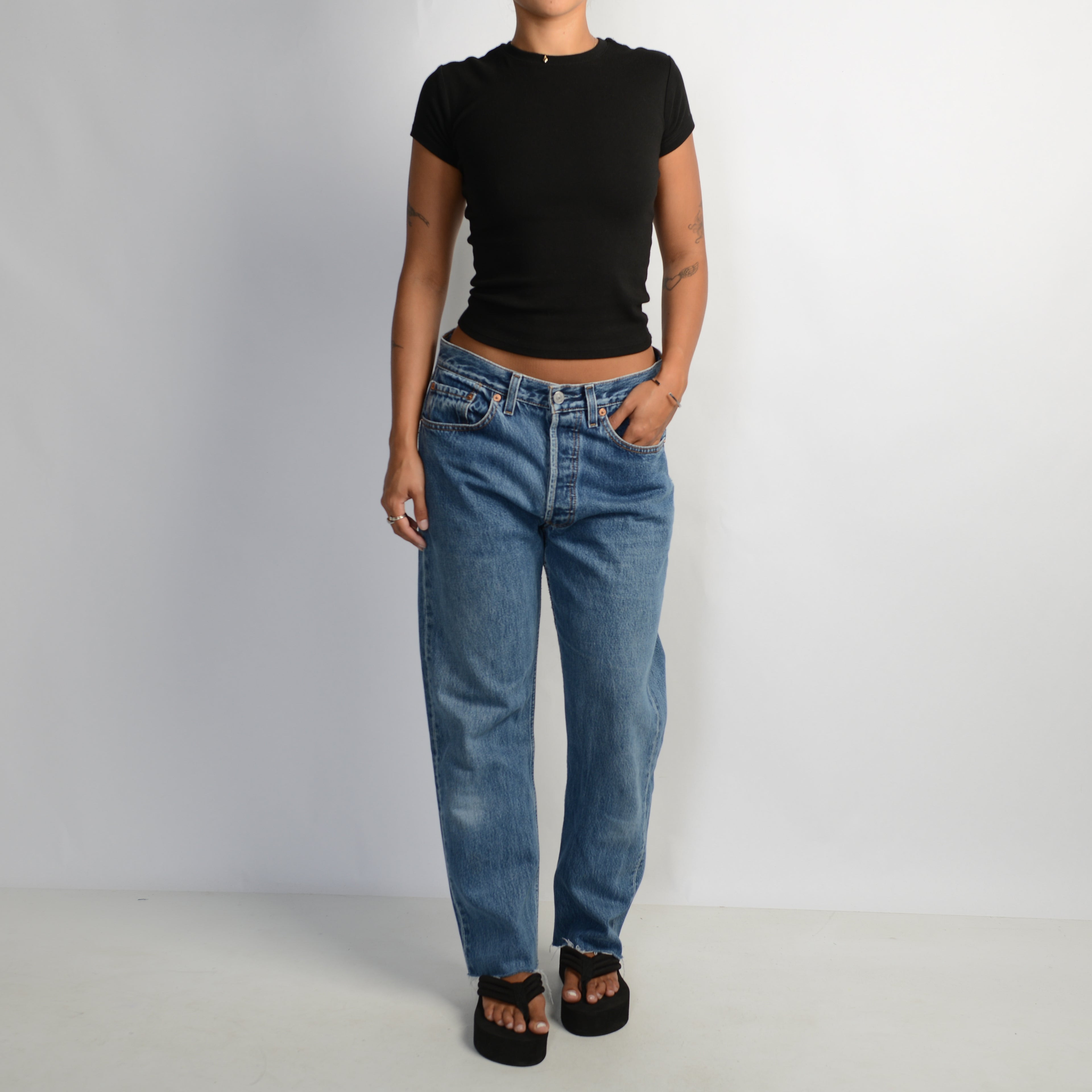 MID WASH LEVIS 501 JEANS