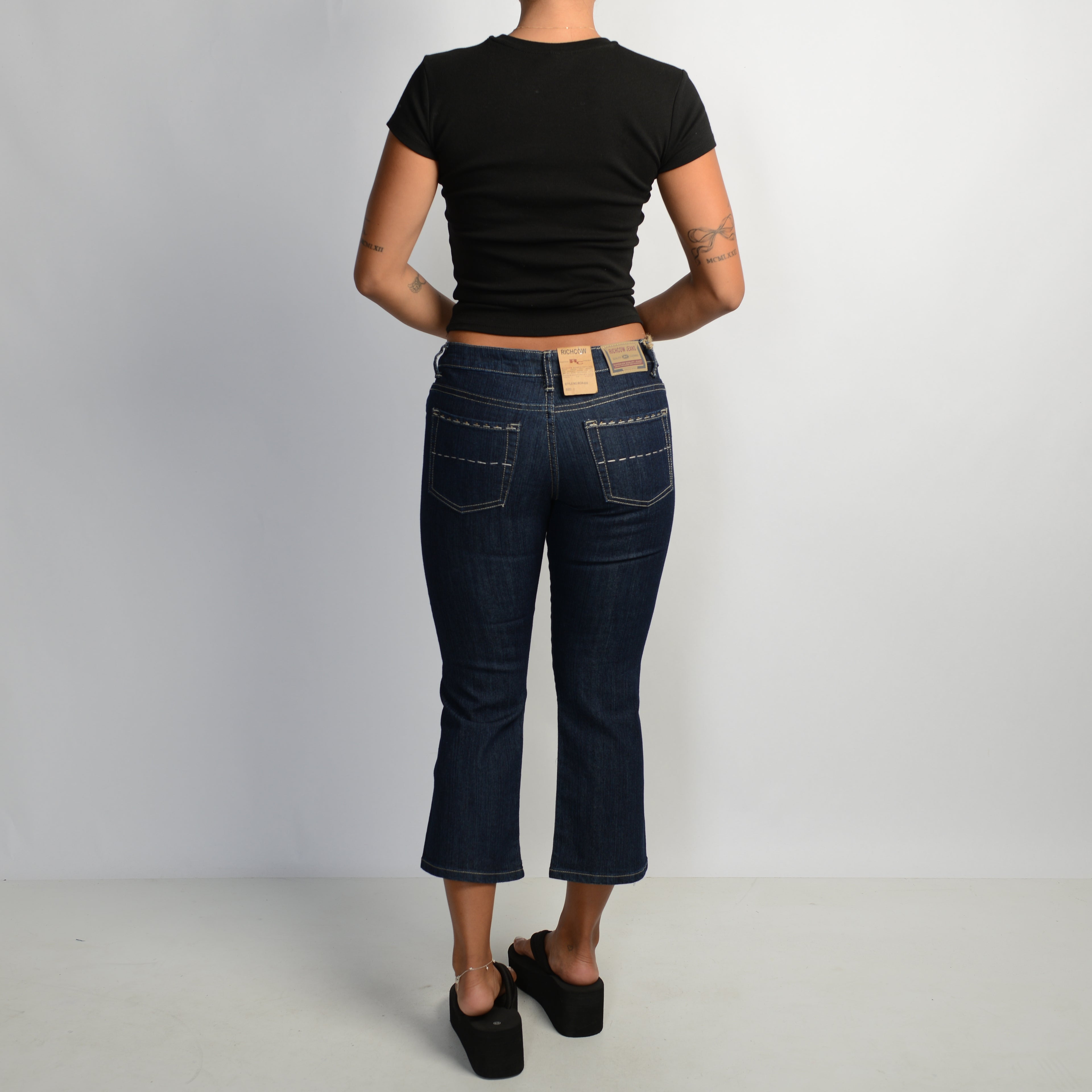 DARK WASH CAPRI JEANS