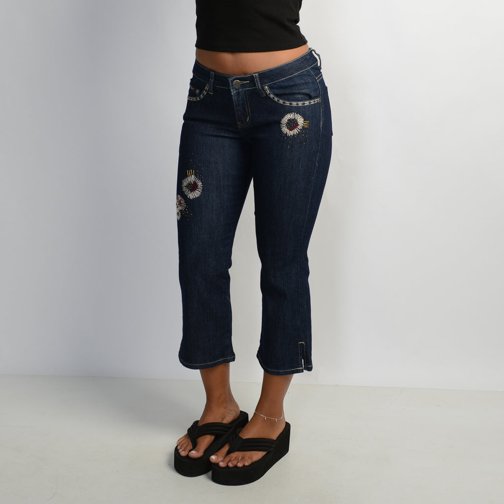 DARK WASH CAPRI JEANS