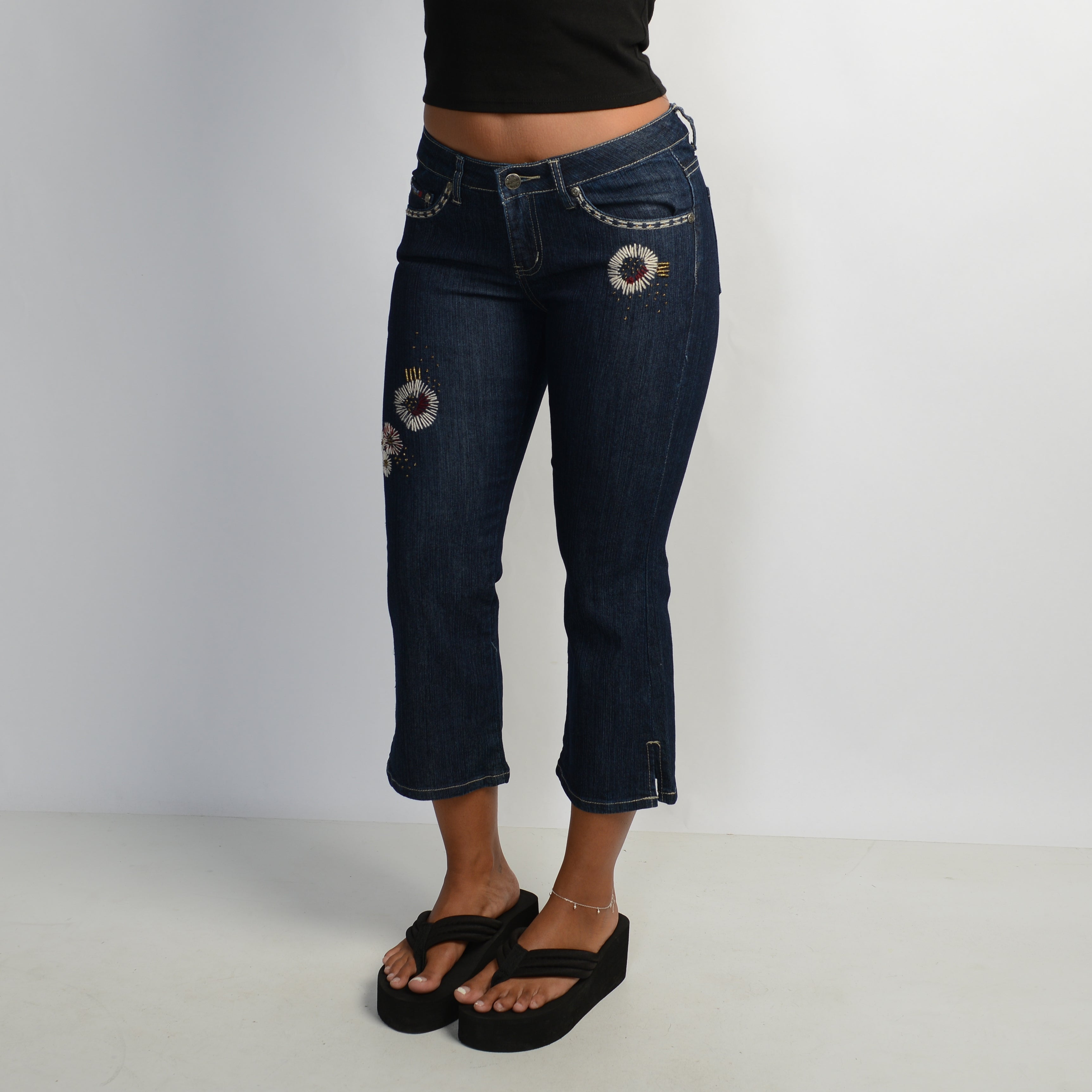 DARK WASH CAPRI JEANS