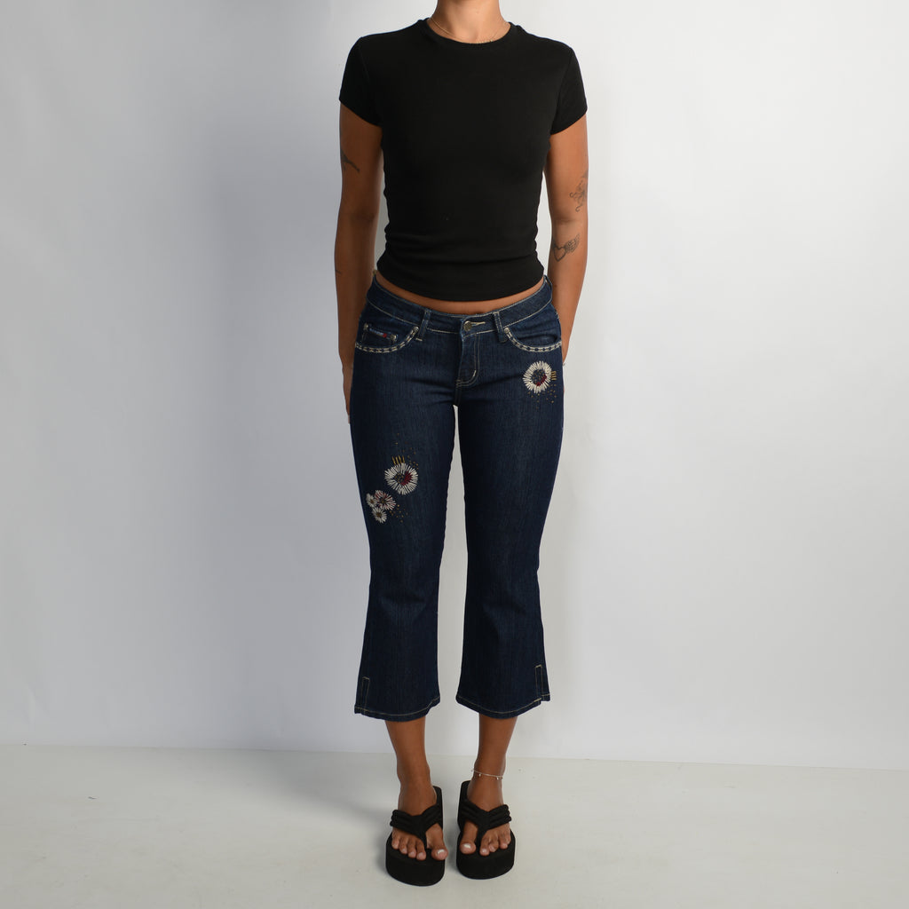 DARK WASH CAPRI JEANS