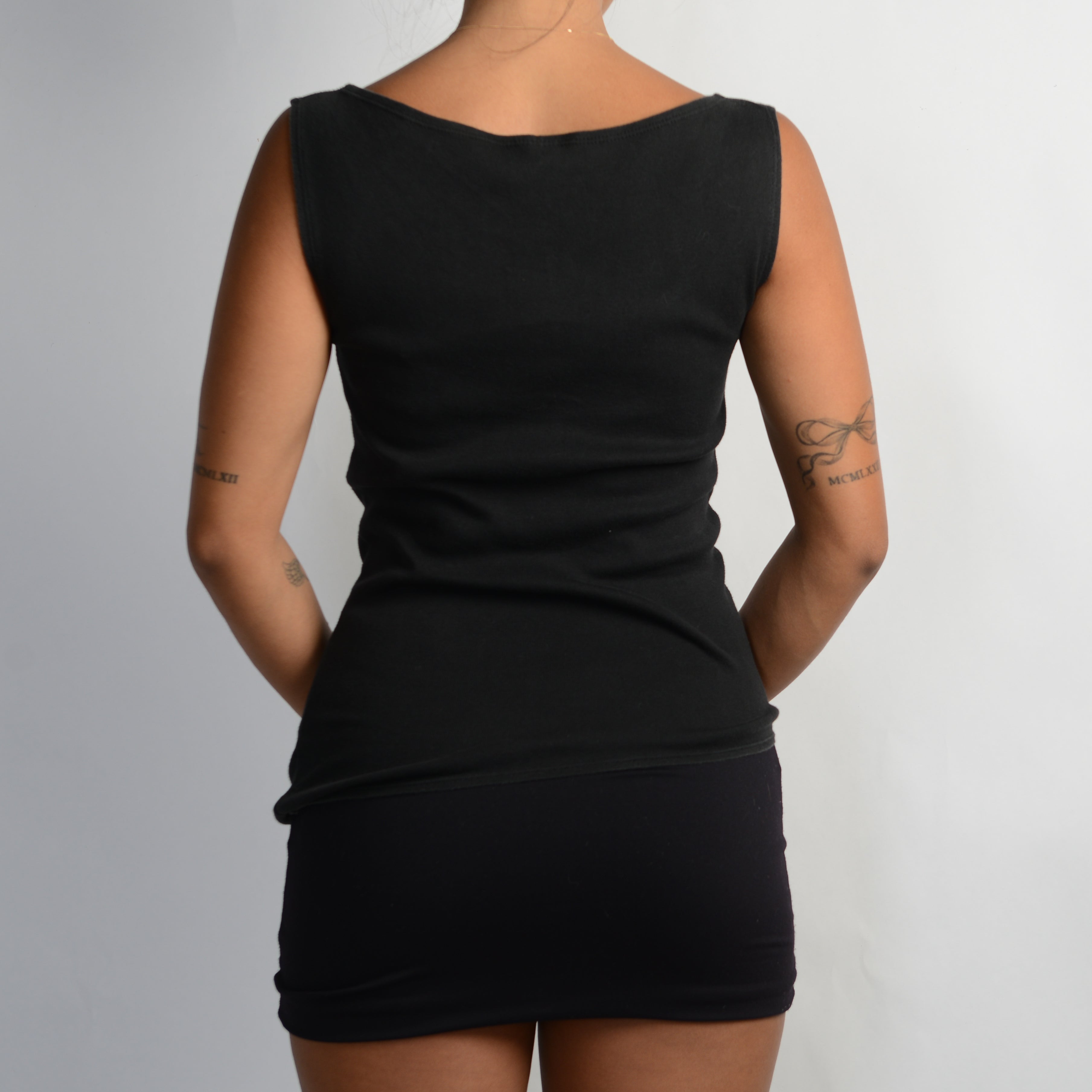 BLACK BOAT NECK TANK