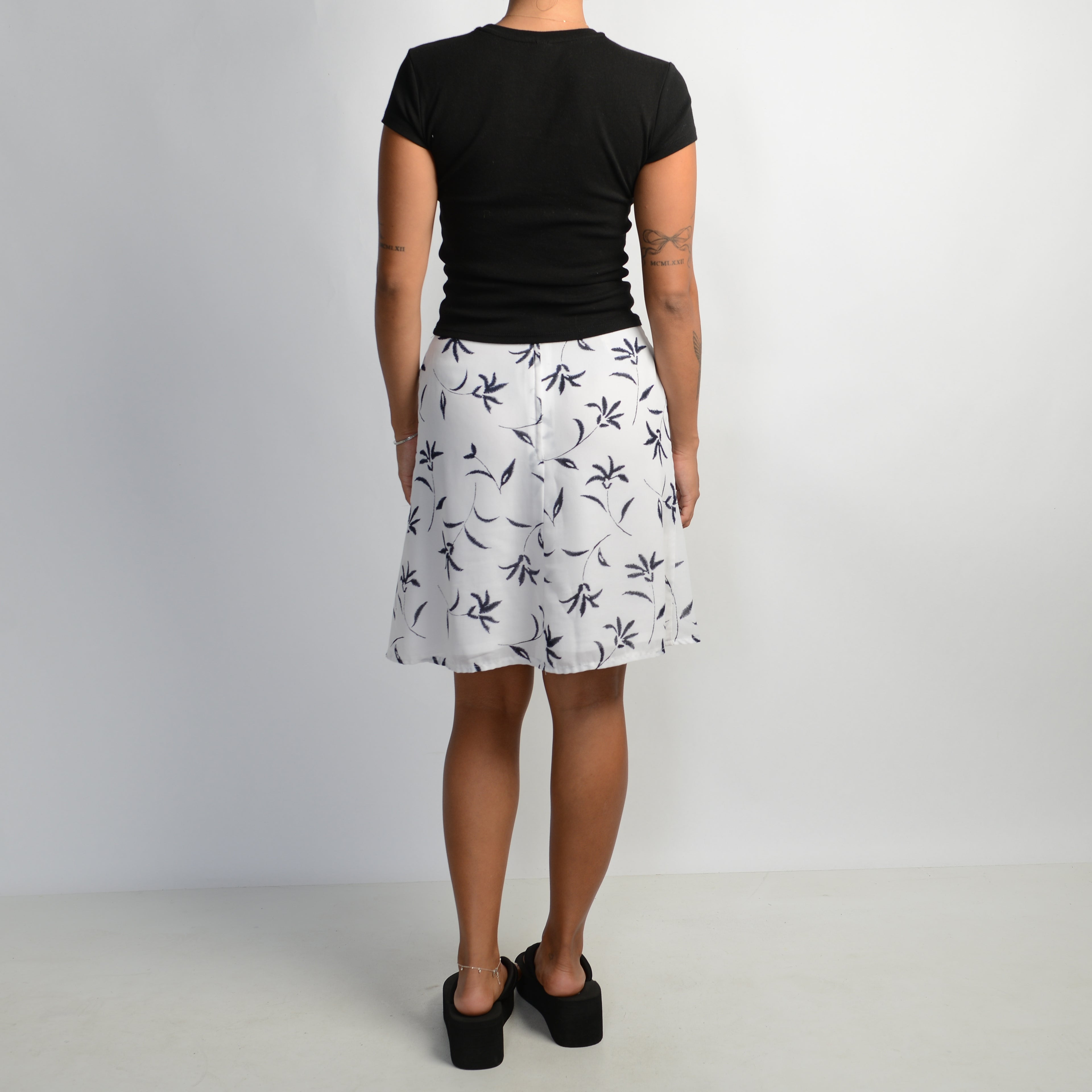 WHITE PATTERN SKIRT