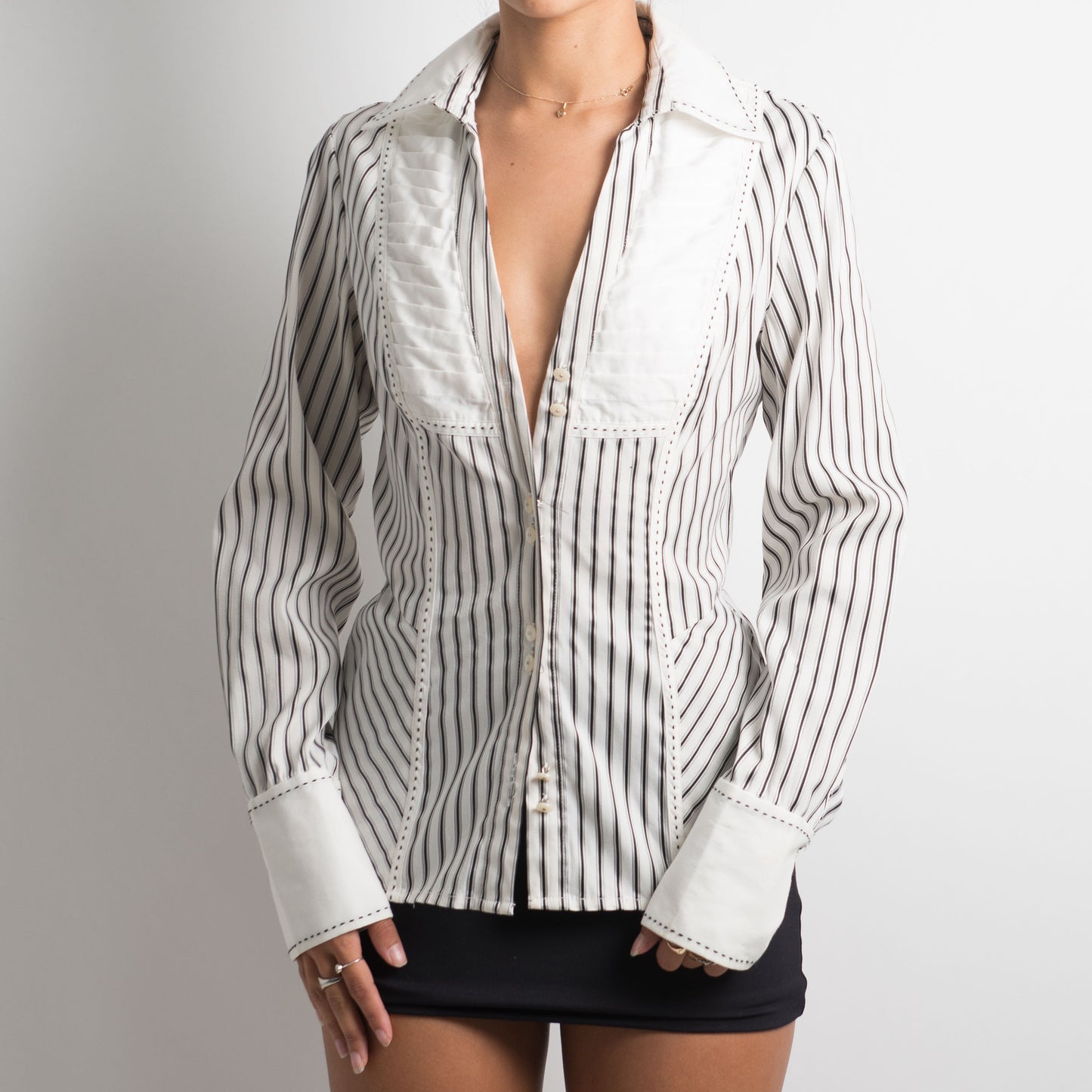 BLOUSE À RAYURES FINES À BOUTONNAGES