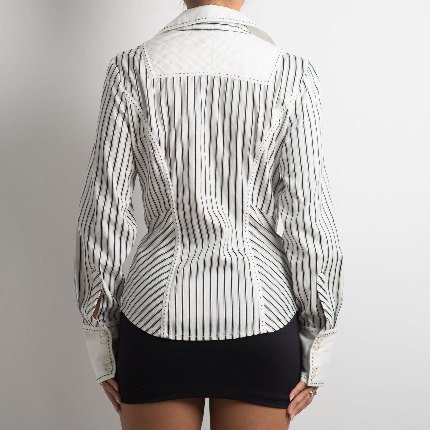 BLOUSE À RAYURES FINES À BOUTONNAGES