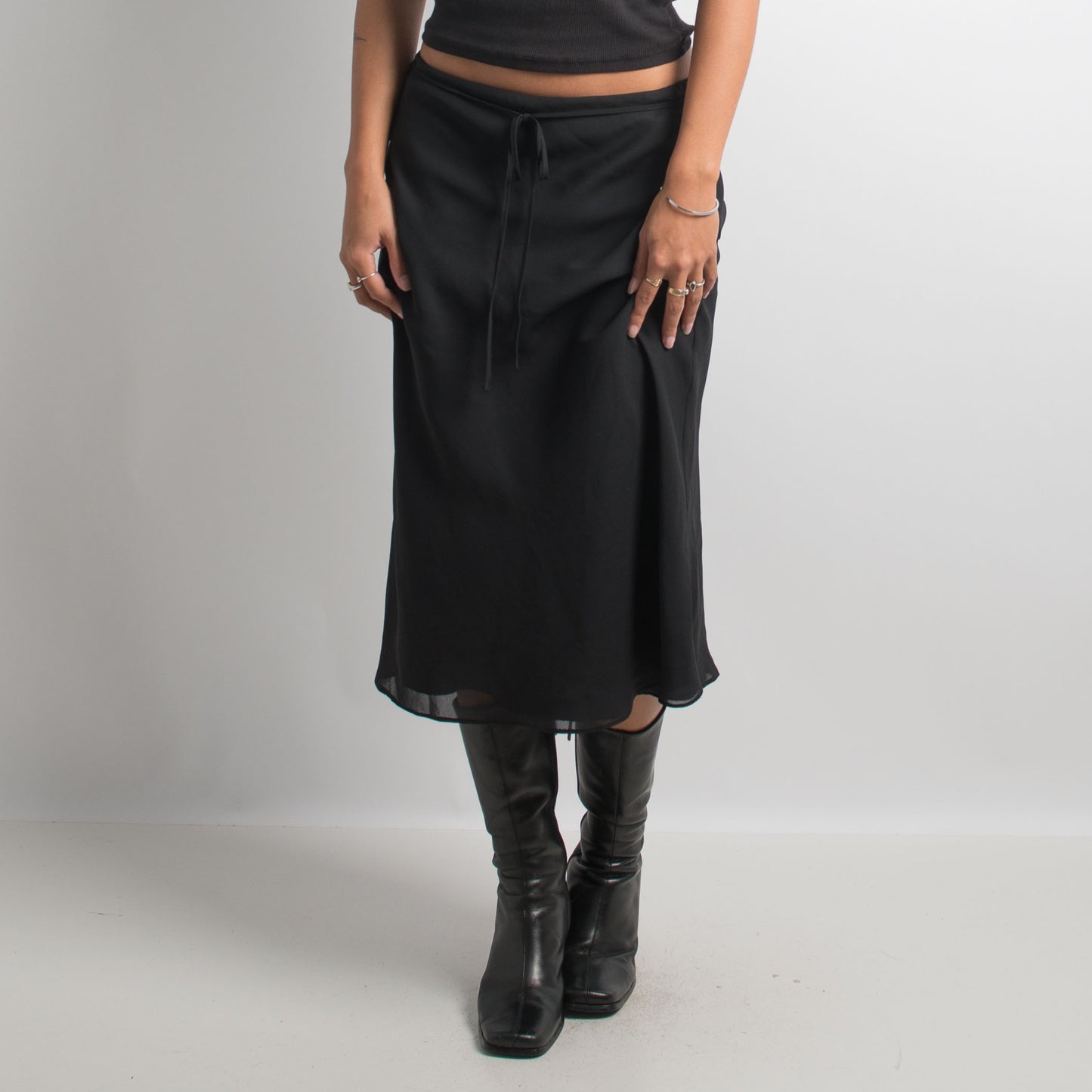 BLACK MIDI SKIRT