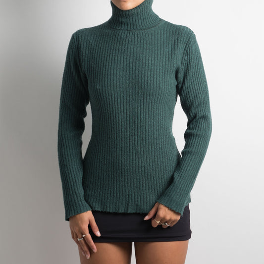 MOSS GREEN TURTLENECK