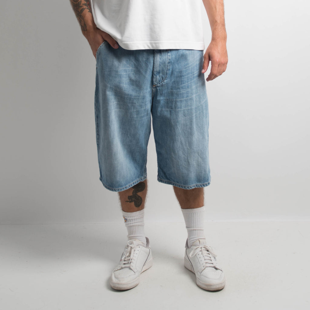 LIGHT WASH DENIM JORTS