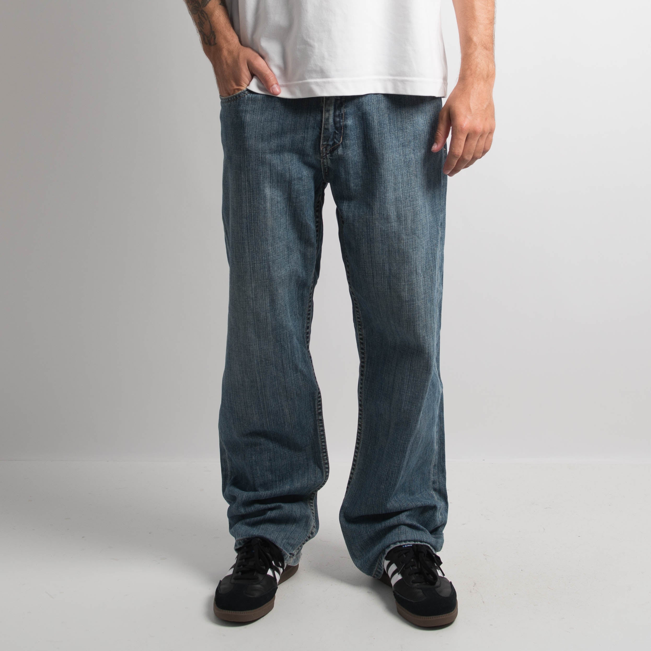 CLASSIC BOOTCUT JEANS