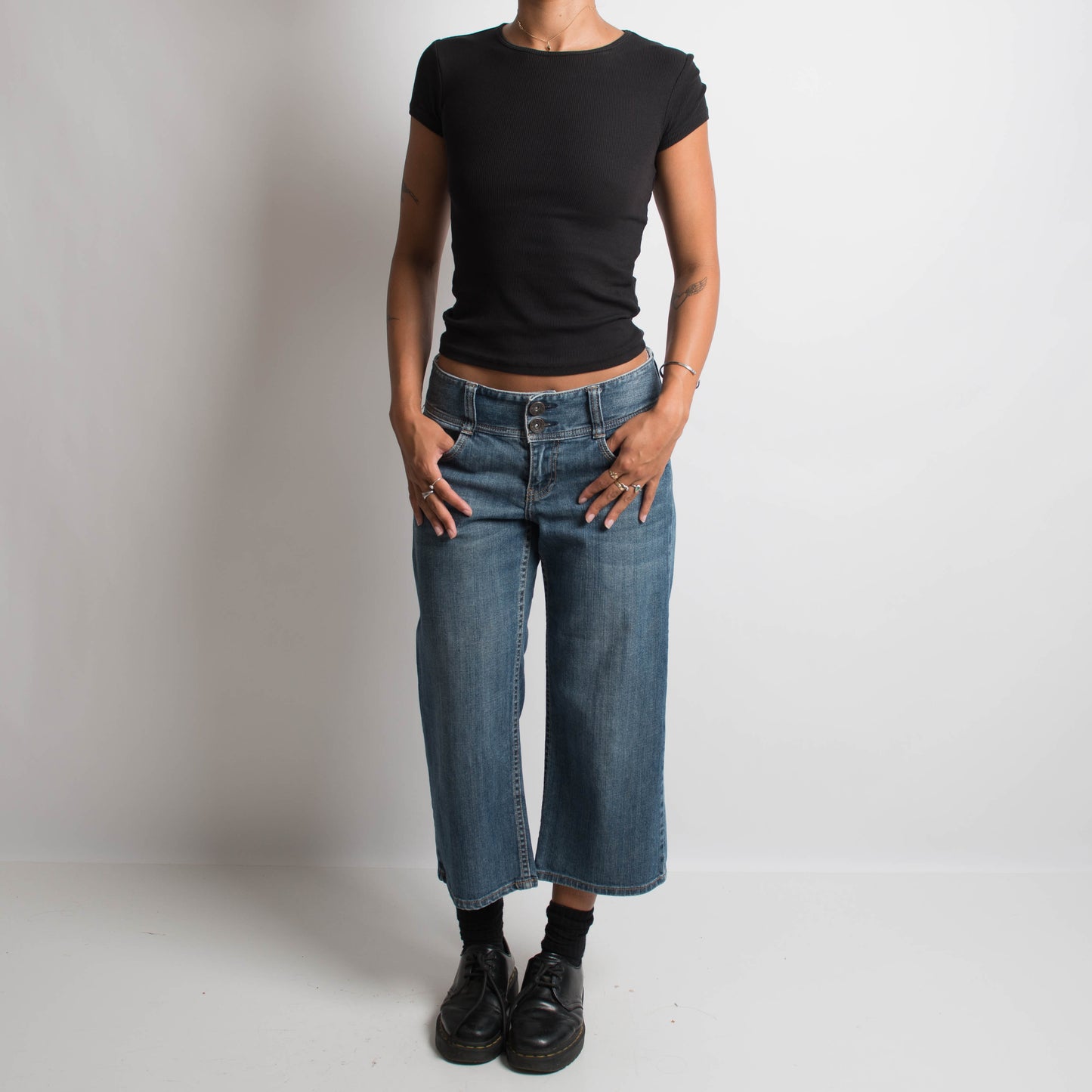 WIDE LEG CAPRI JEANS