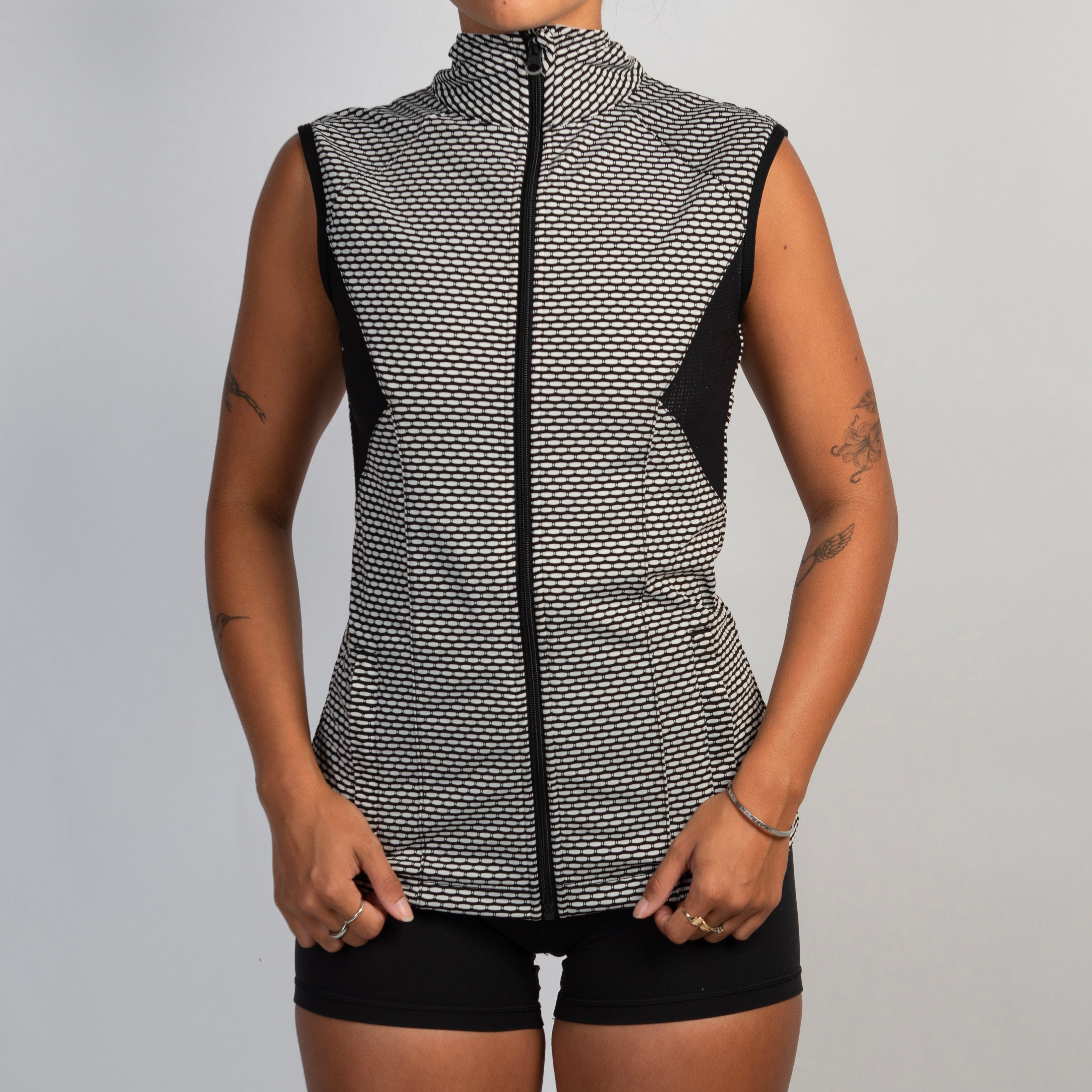 B&W ZIP VEST
