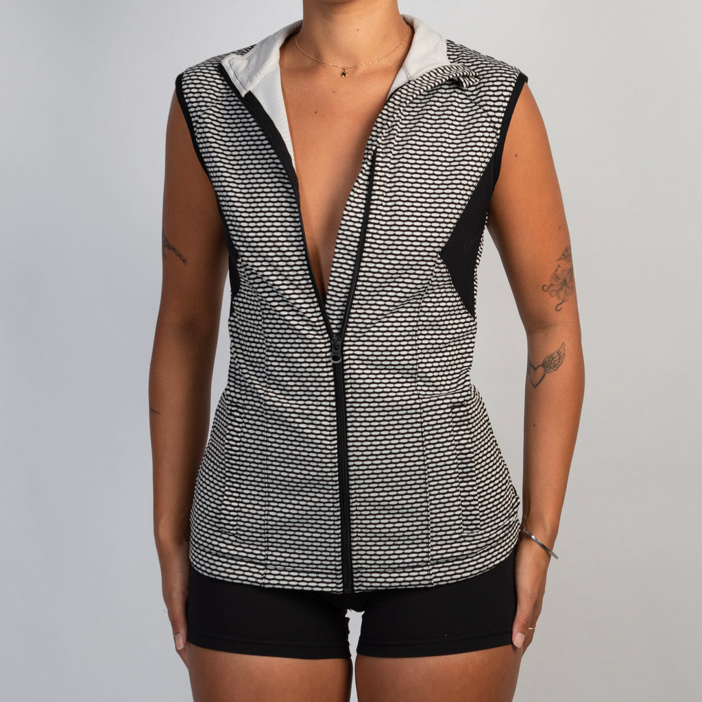 B&W ZIP VEST
