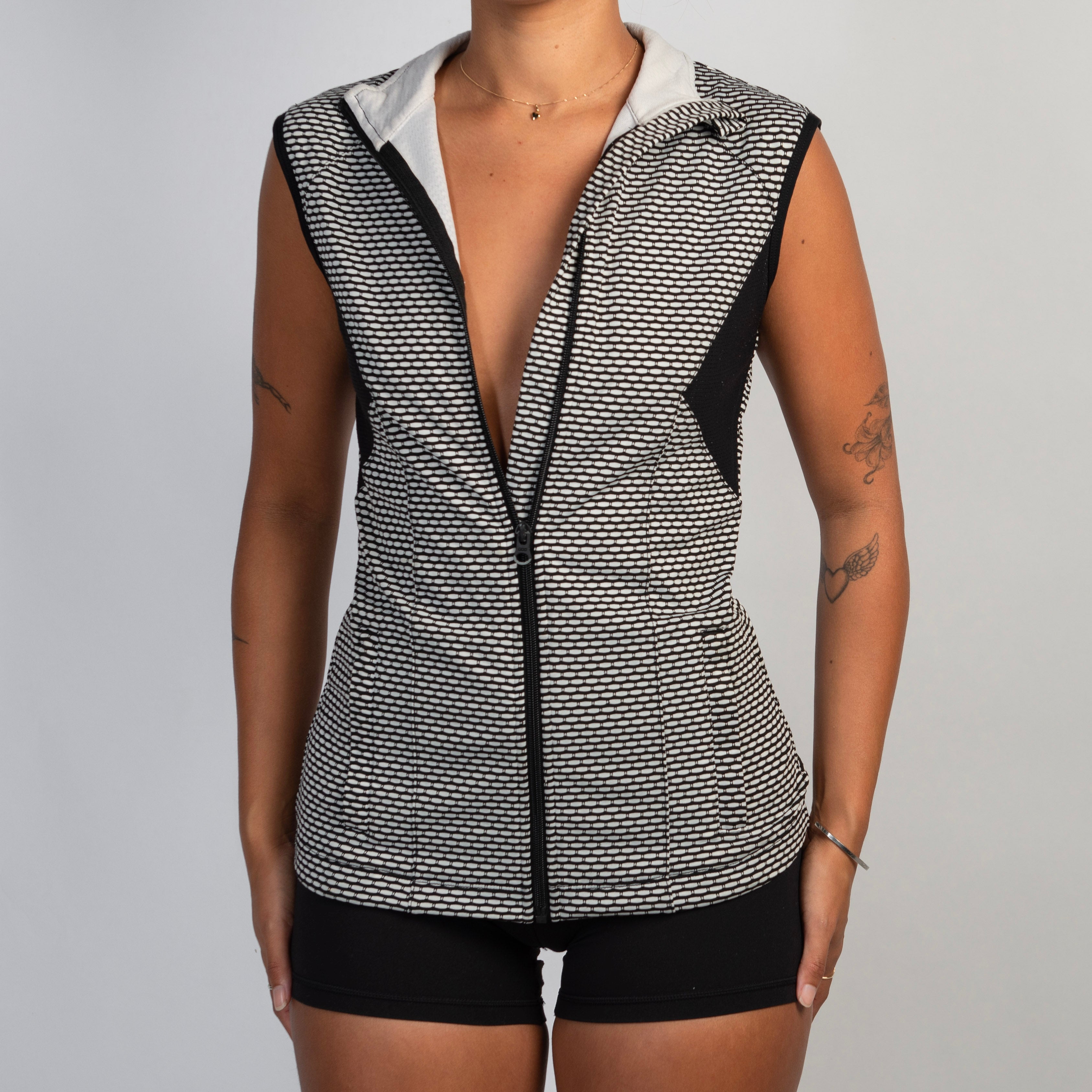 B&W ZIP VEST