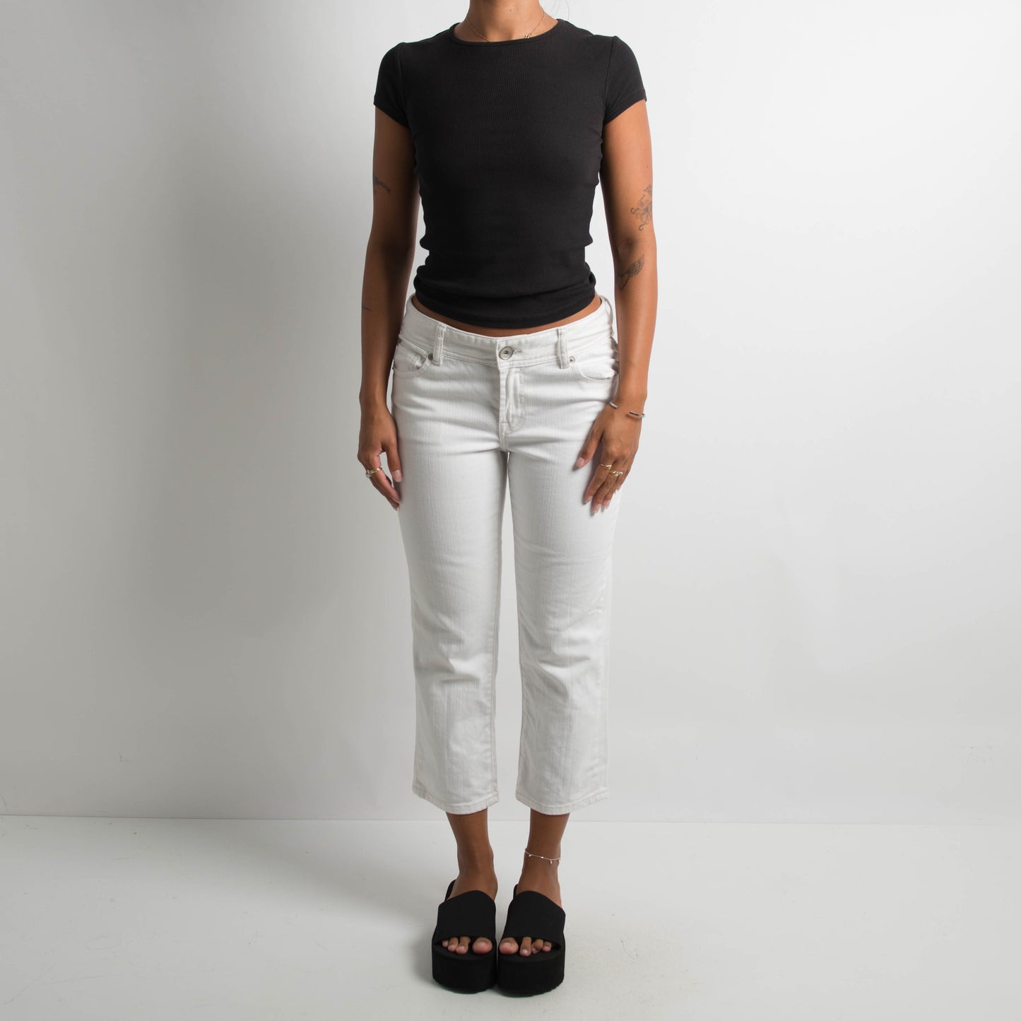 WHITE DENIM CAPRI JEANS