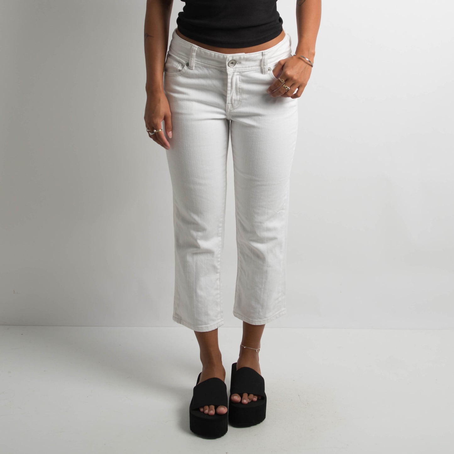 WHITE DENIM CAPRI JEANS