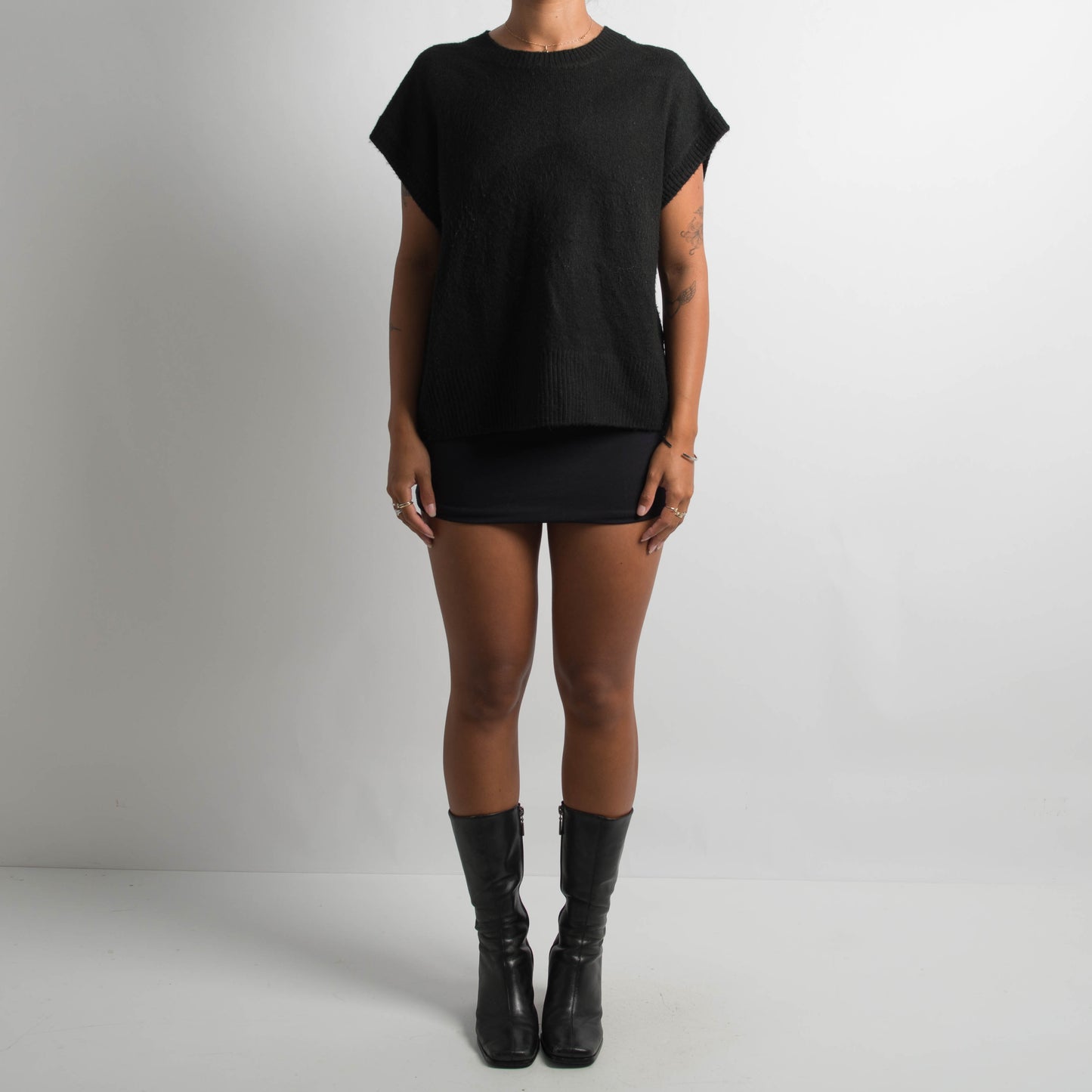 BLACK SOFT SLEEVELESS KNIT