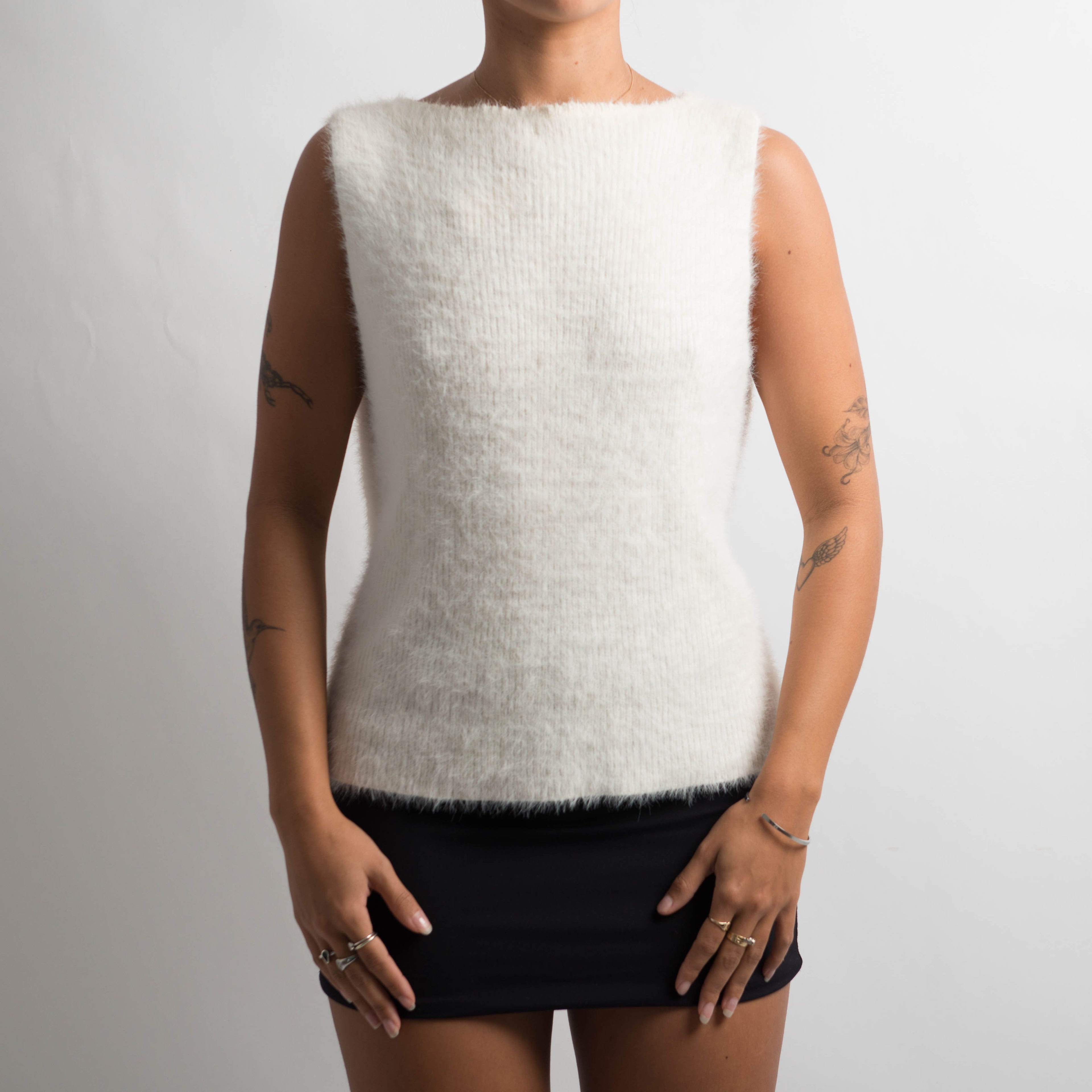 WHITE SLEEVELESS KNIT TOP