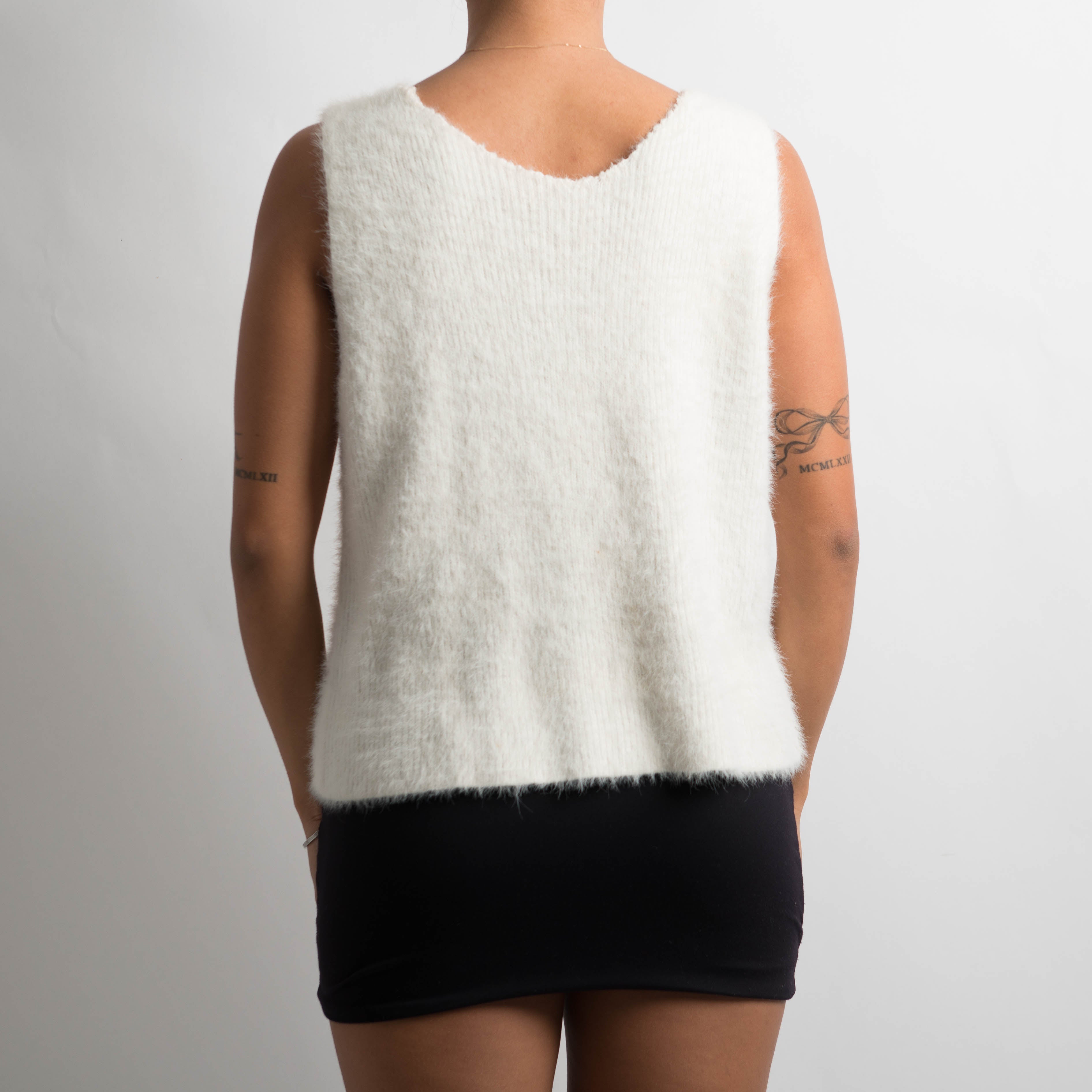 WHITE SLEEVELESS KNIT TOP
