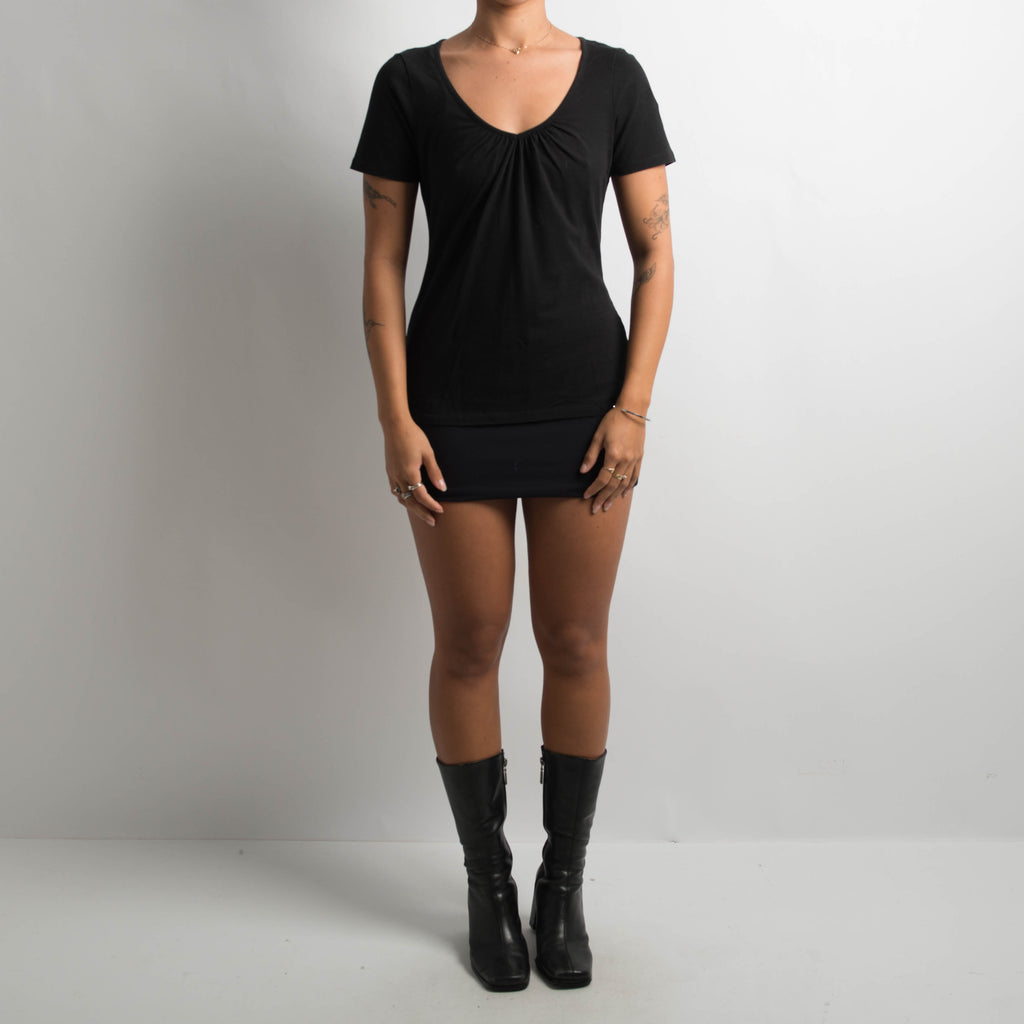 BLACK RUCHED TEE
