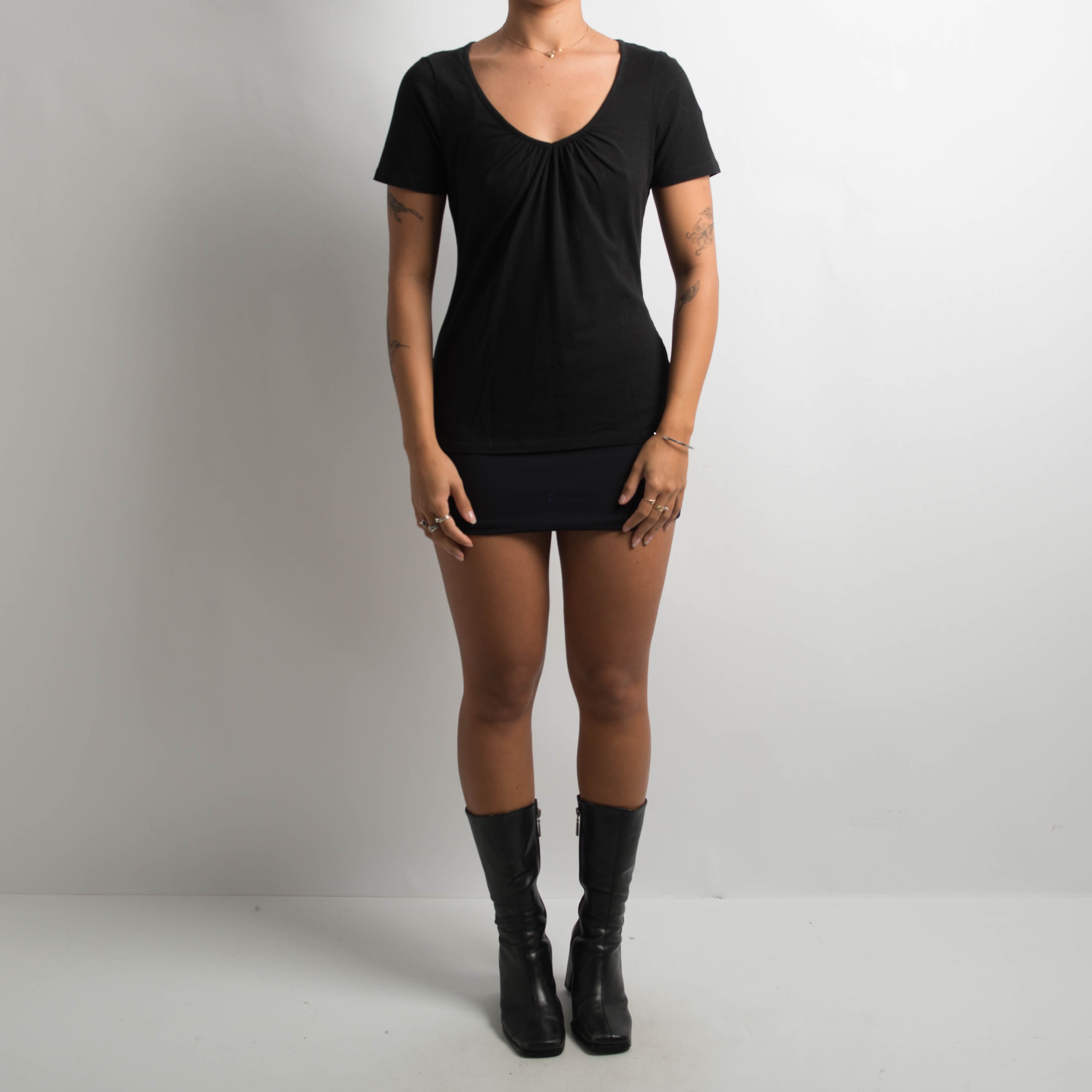 BLACK RUCHED TEE