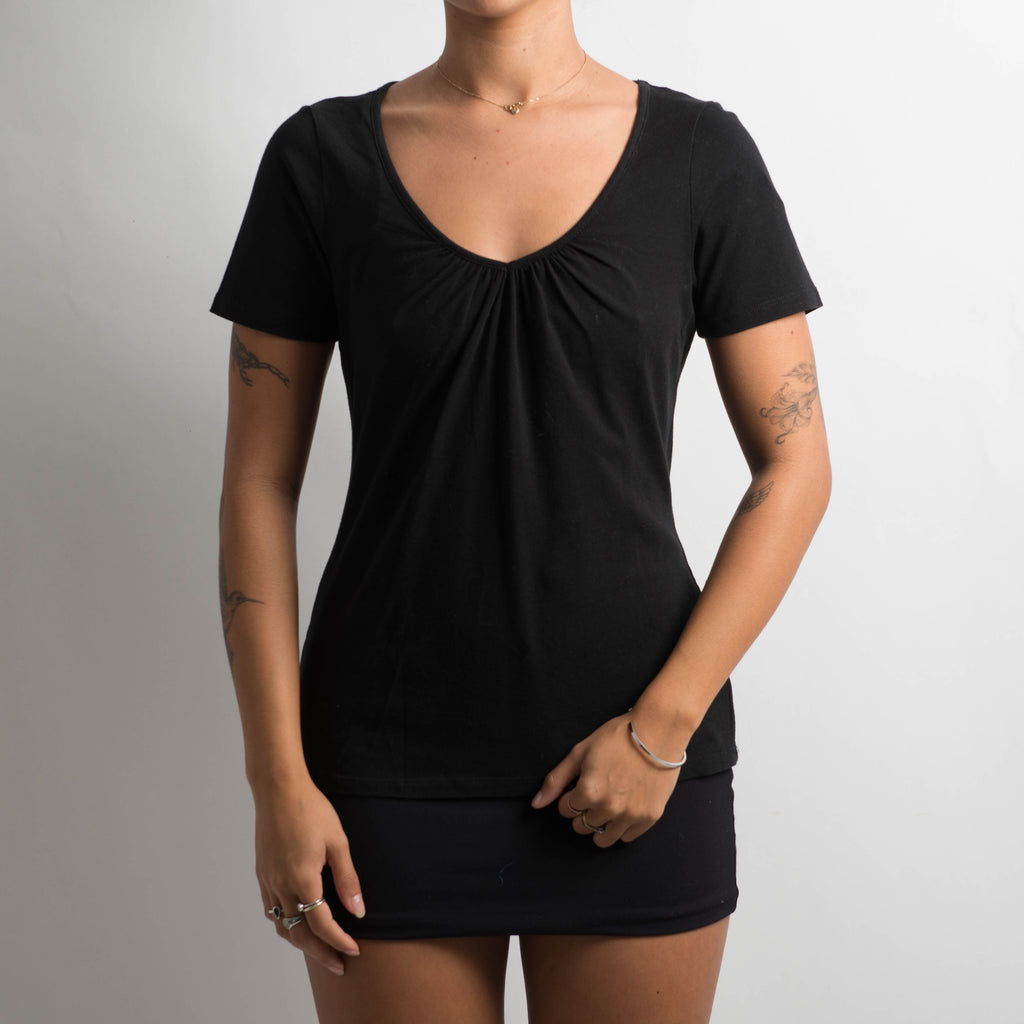 BLACK RUCHED TEE