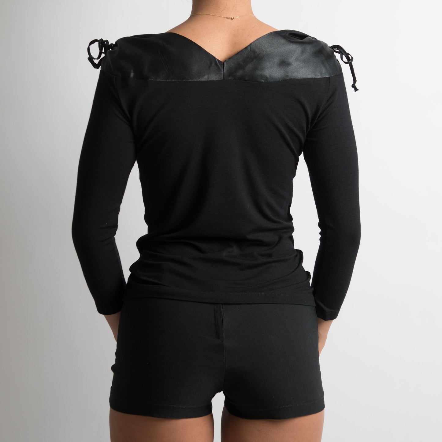 BLACK RIBBON 3/4 SLEEVE TOP