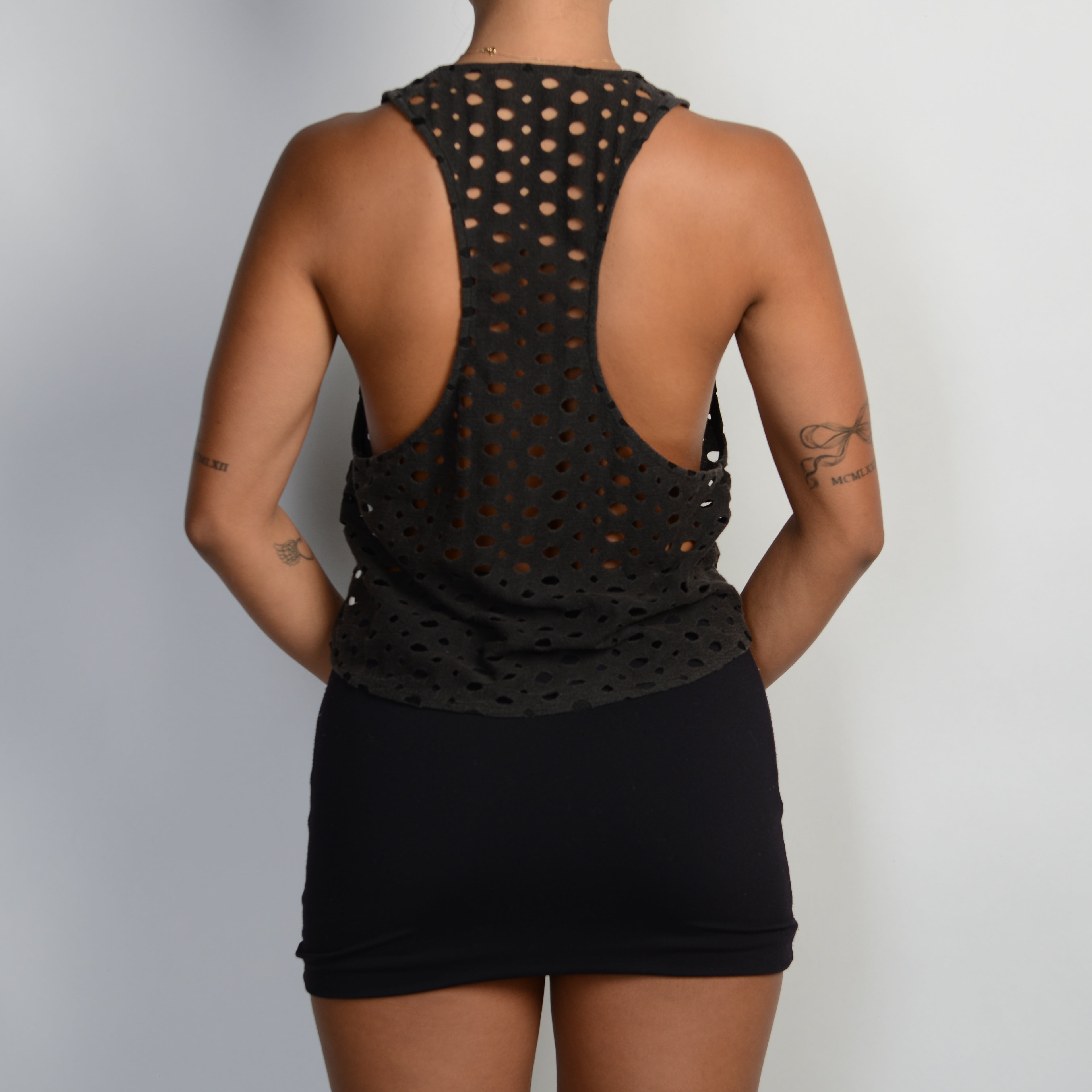 BLACK SLEEVELESS TOP