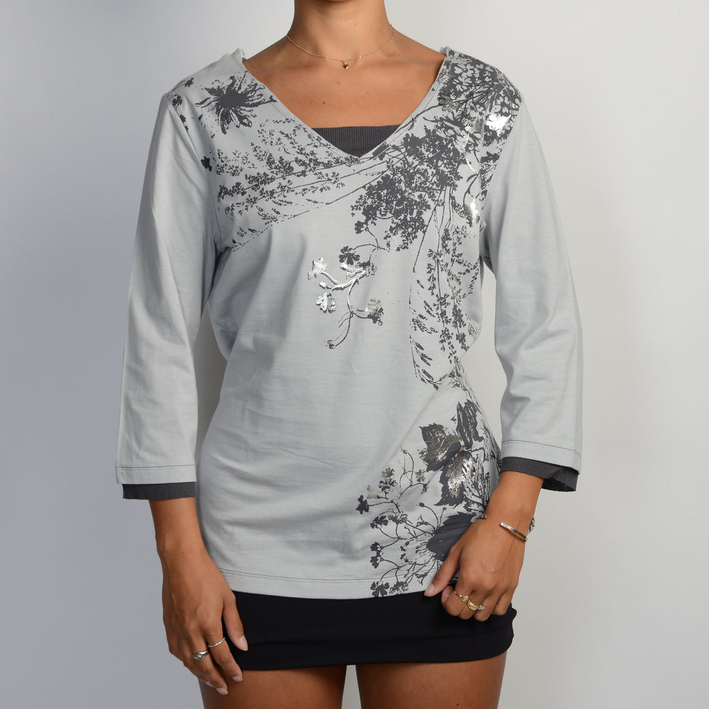 GREY GRAPHIC TOP