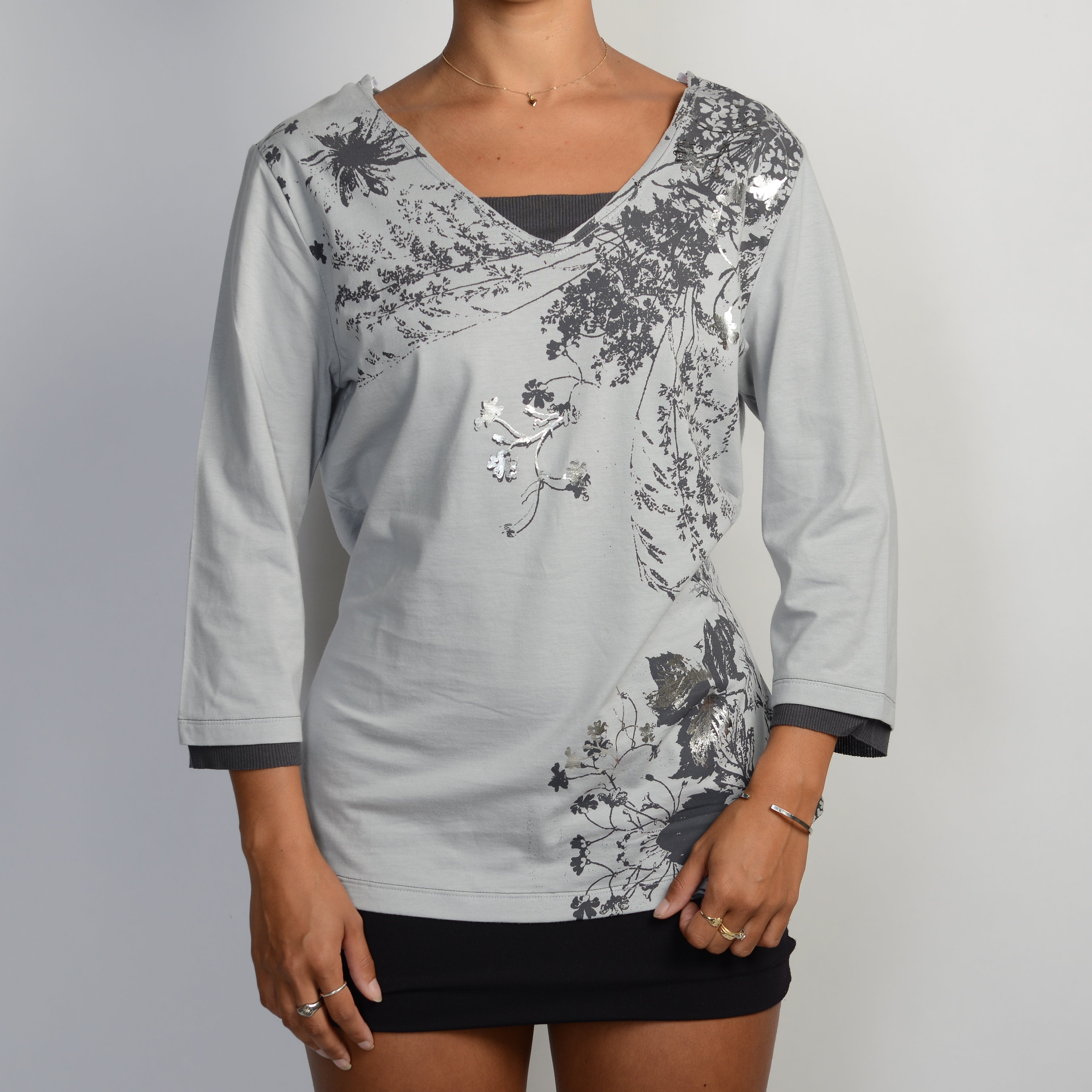 GREY GRAPHIC TOP