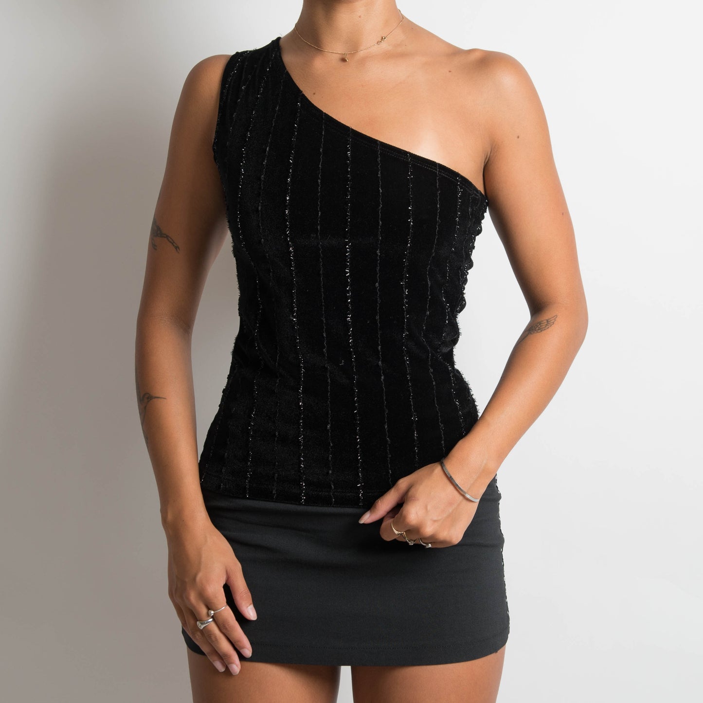 BLACK ONE SHOULDER TOP