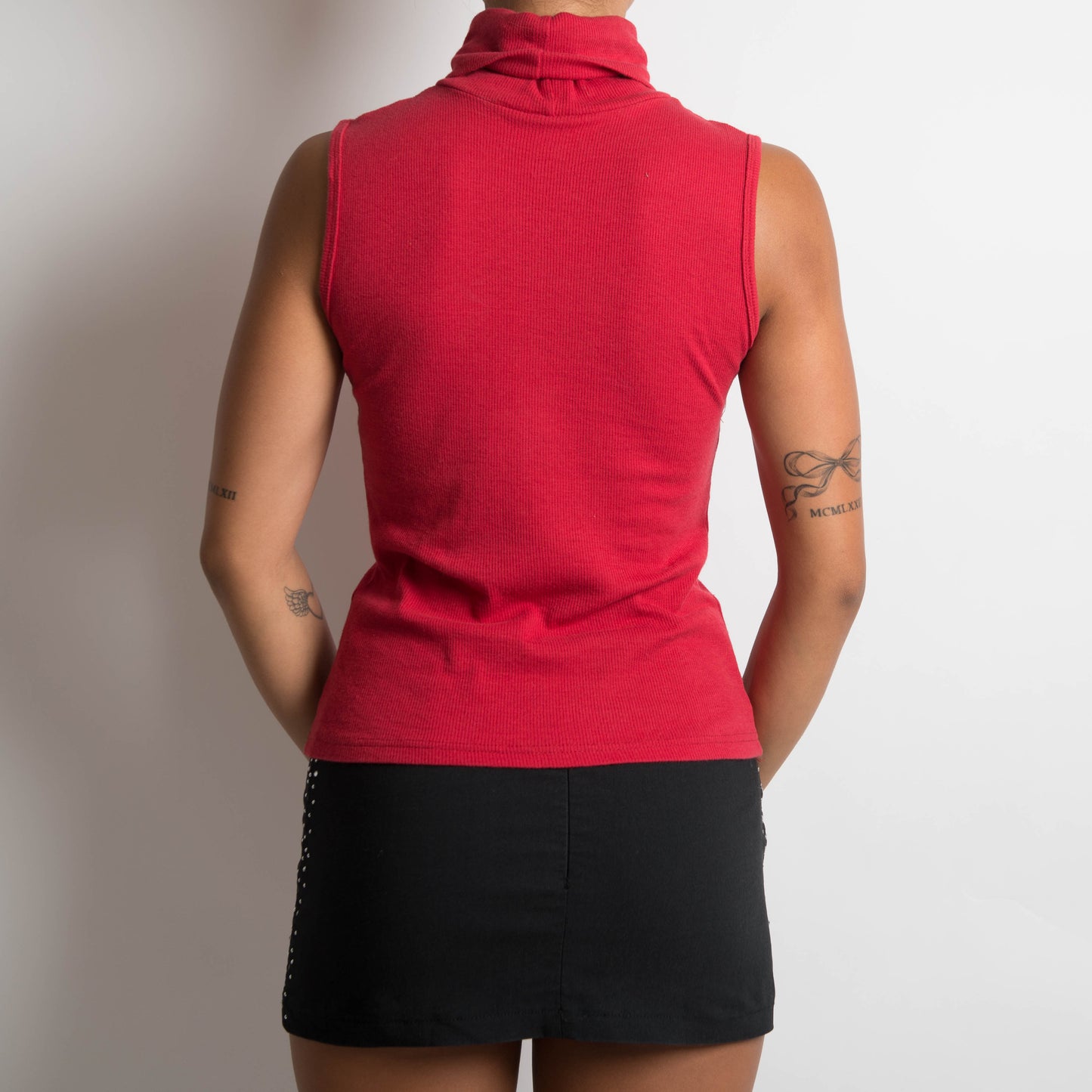 RED D&C SLEEVELESS TURTLENECK