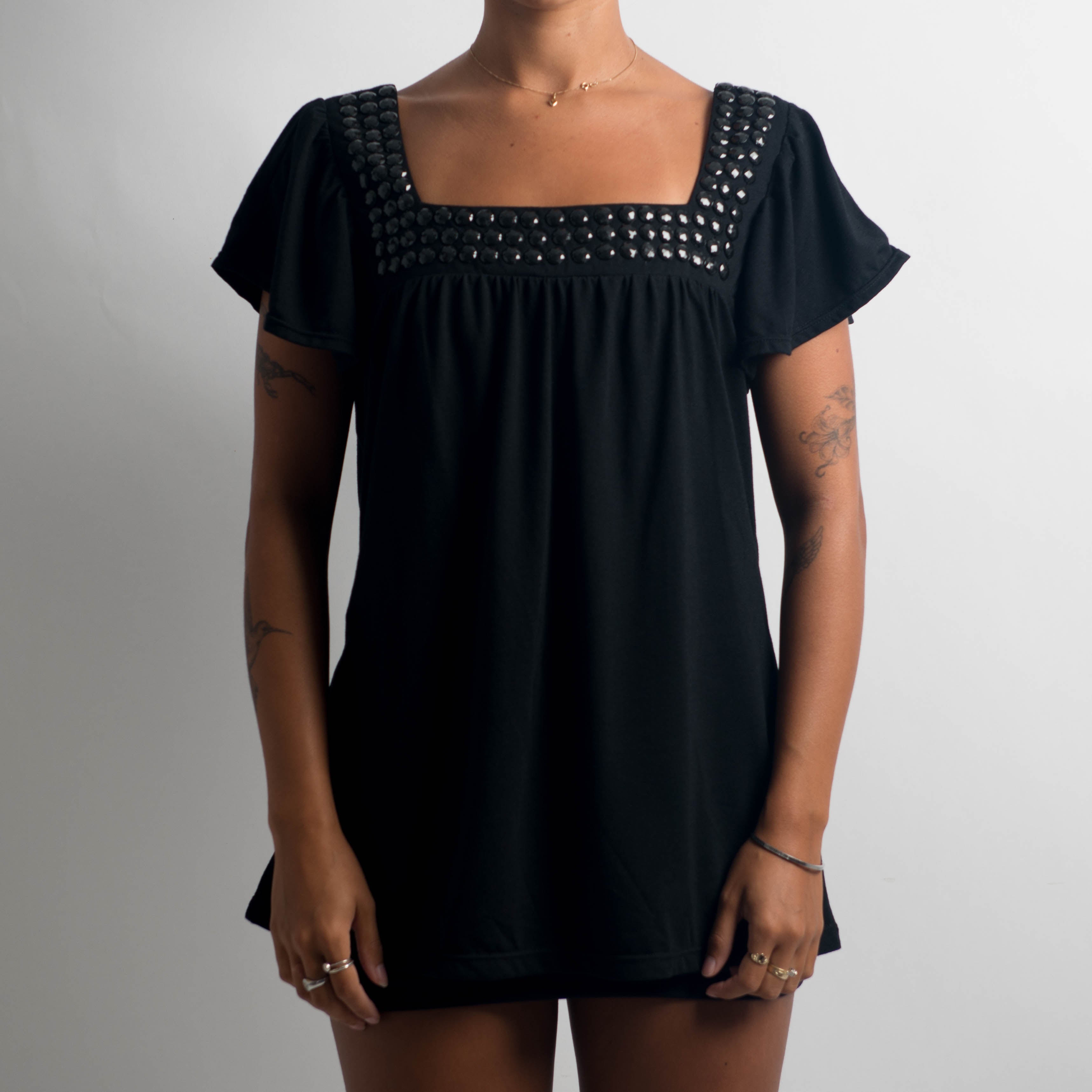 BLACK SQUARE NECK TOP