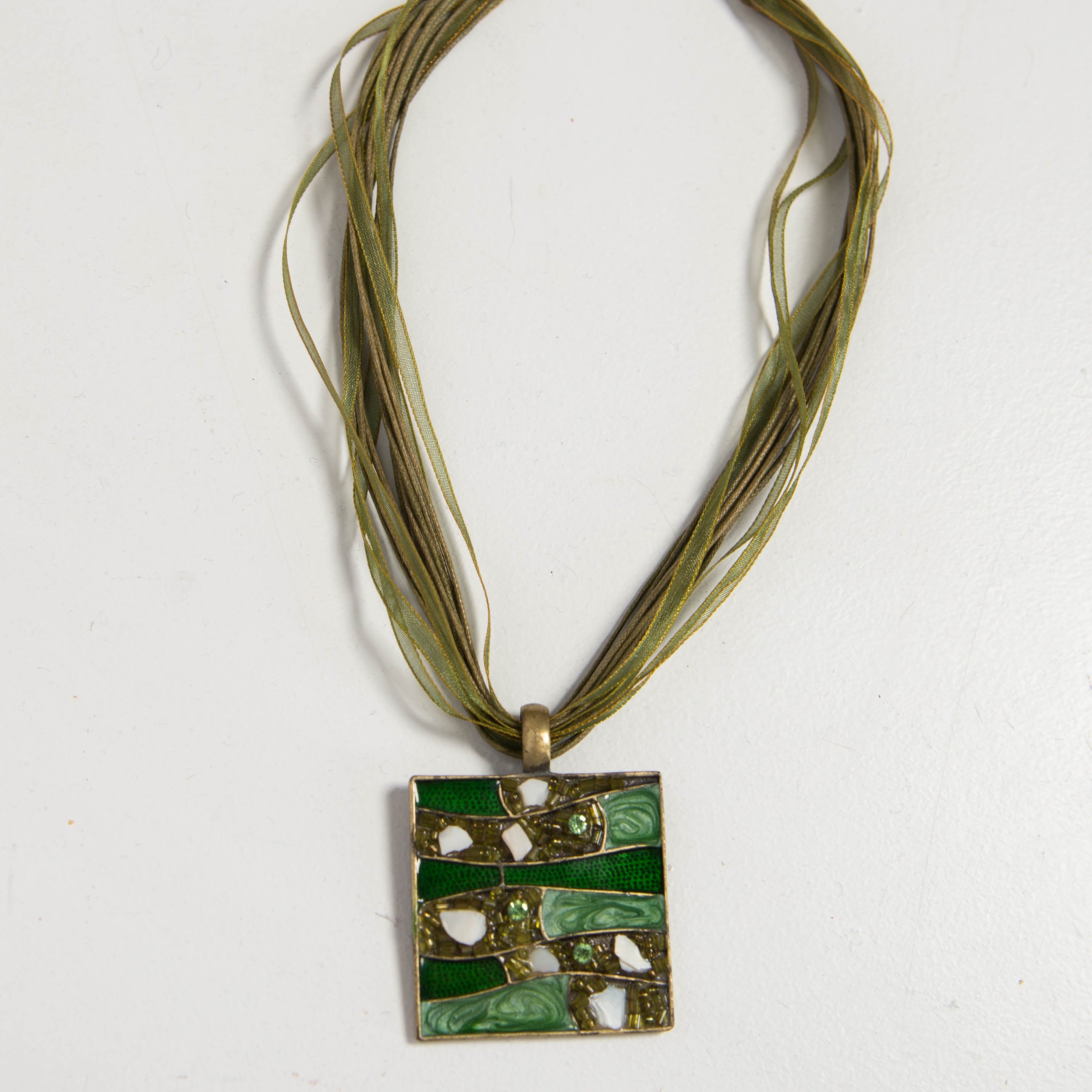 GREEN PENDANT NECKLACE