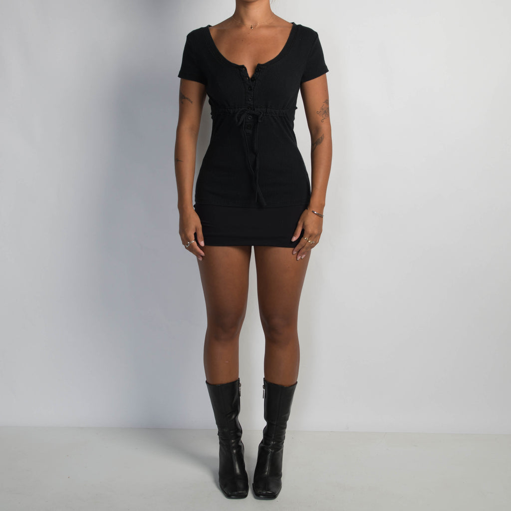 BLACK RIB BUTTON TEE