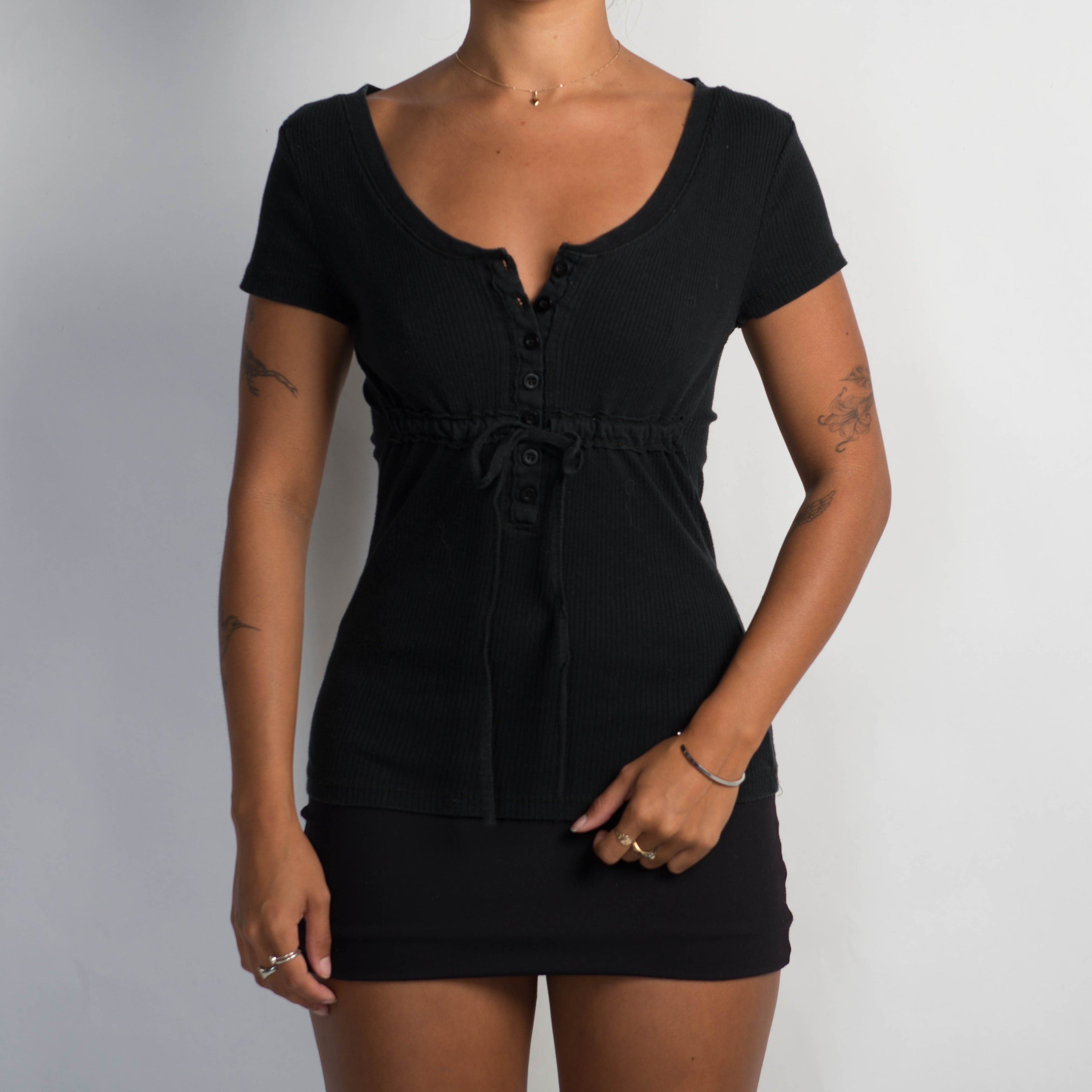 BLACK RIB BUTTON TEE