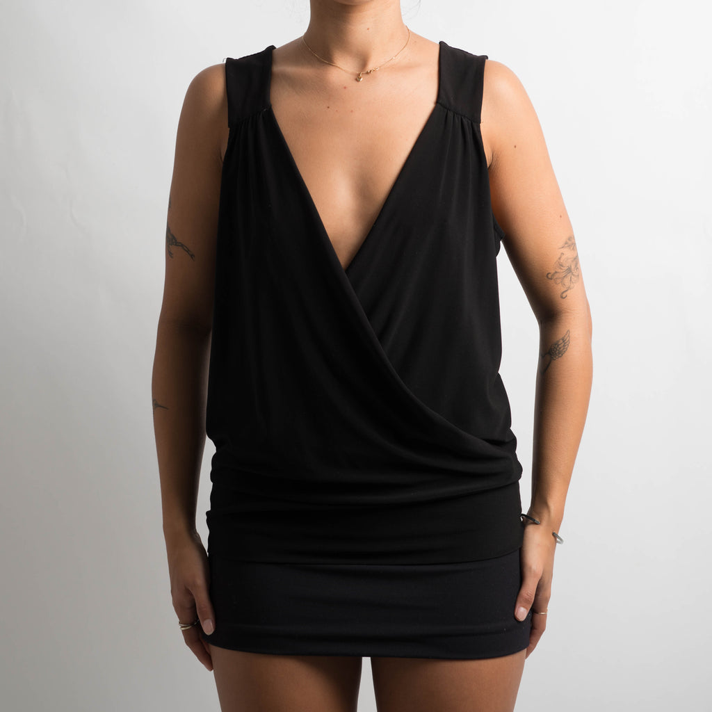 BLACK SLEEVELESS TOP