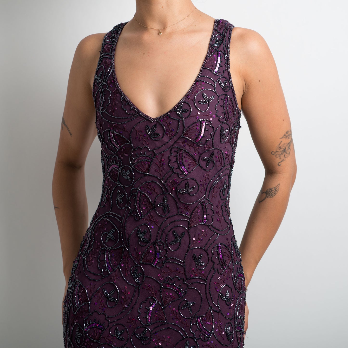 ROBE EN SOIE VIOLETTE AVEC PERLES