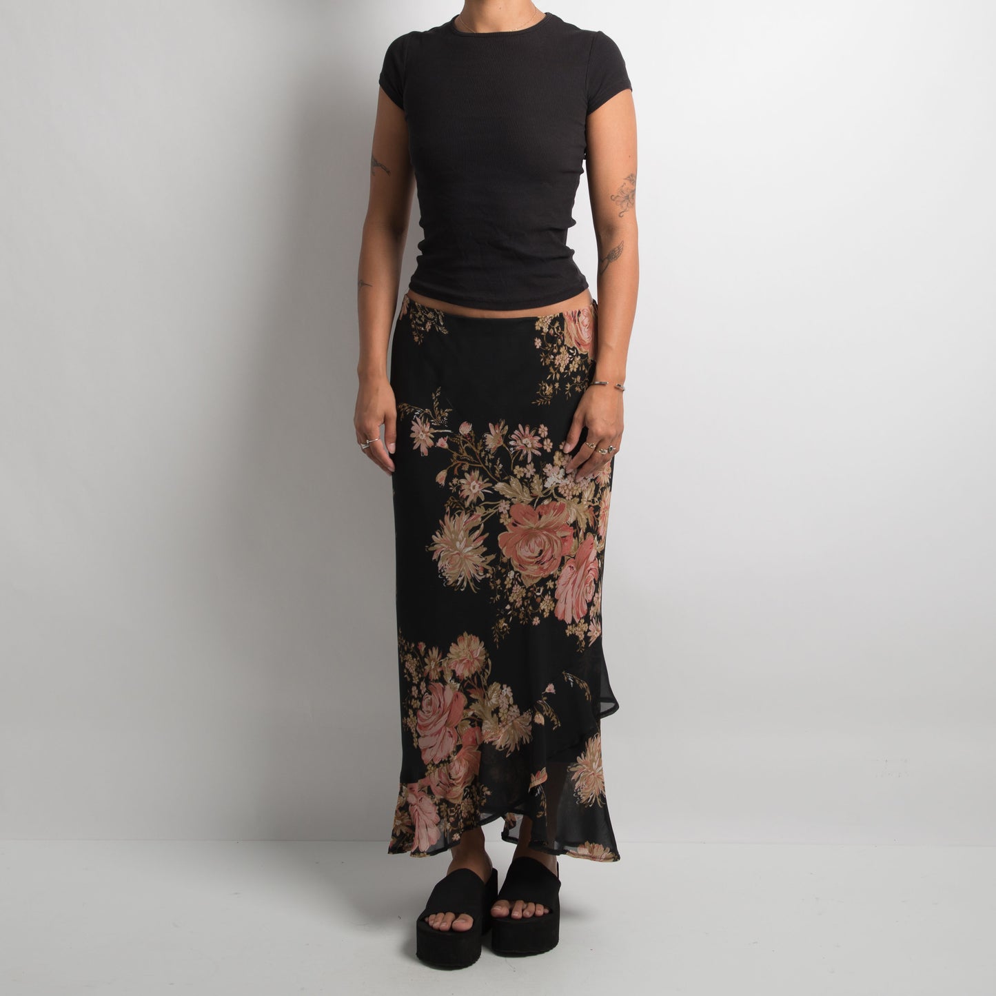 BLACK FLORAL LONGLINE SKIRT