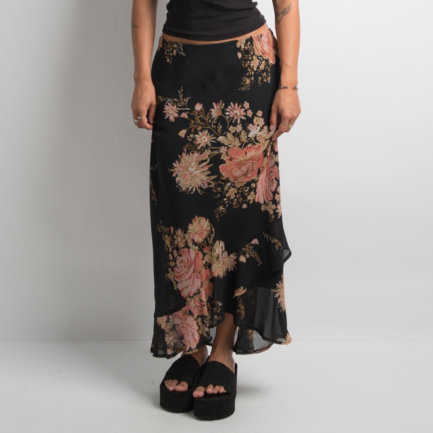 BLACK FLORAL LONGLINE SKIRT