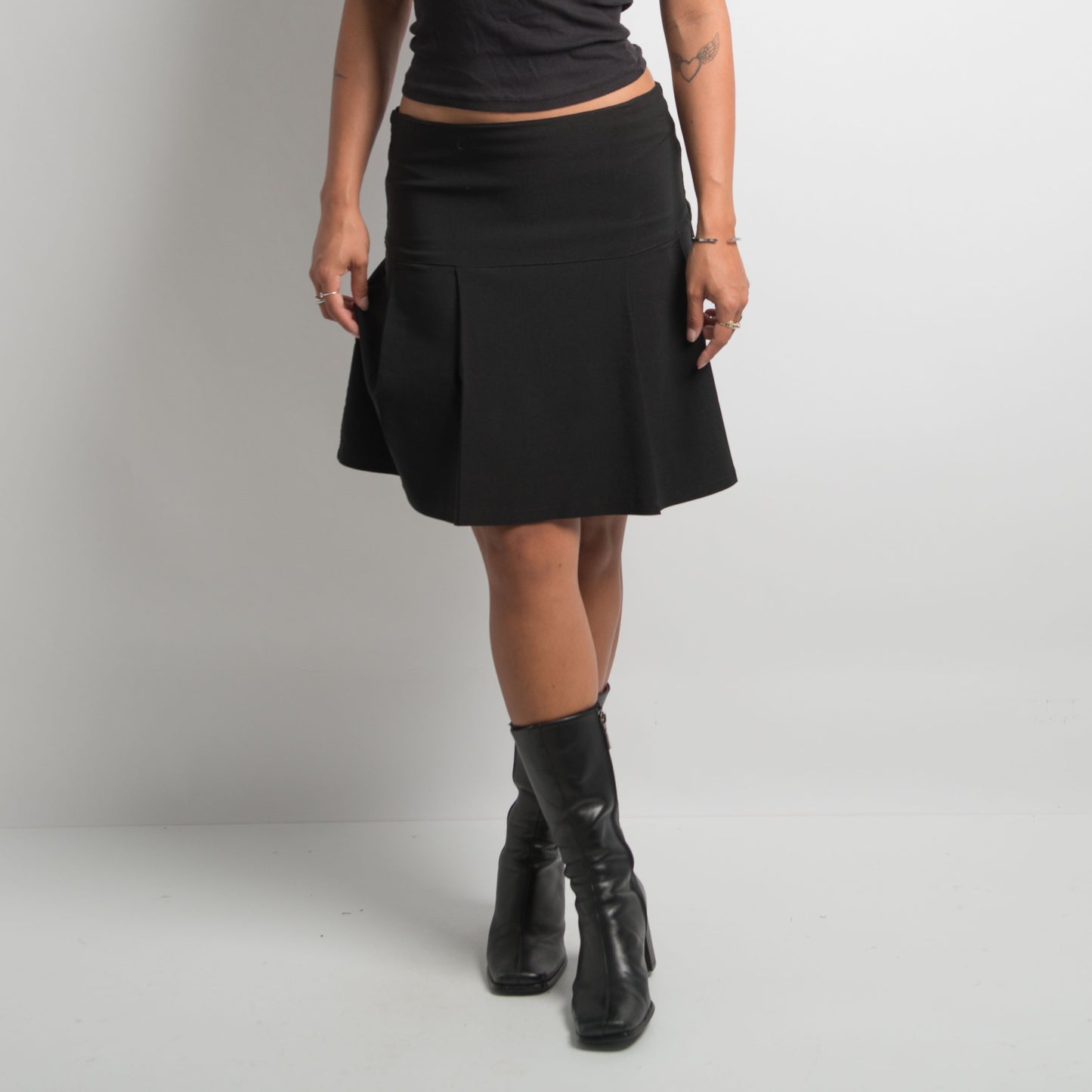 BLACK PLEATED SKIRT