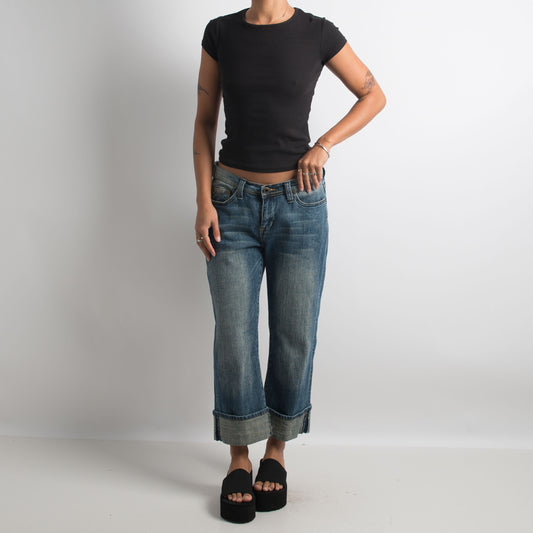 MID WASH CROPPED JEANS