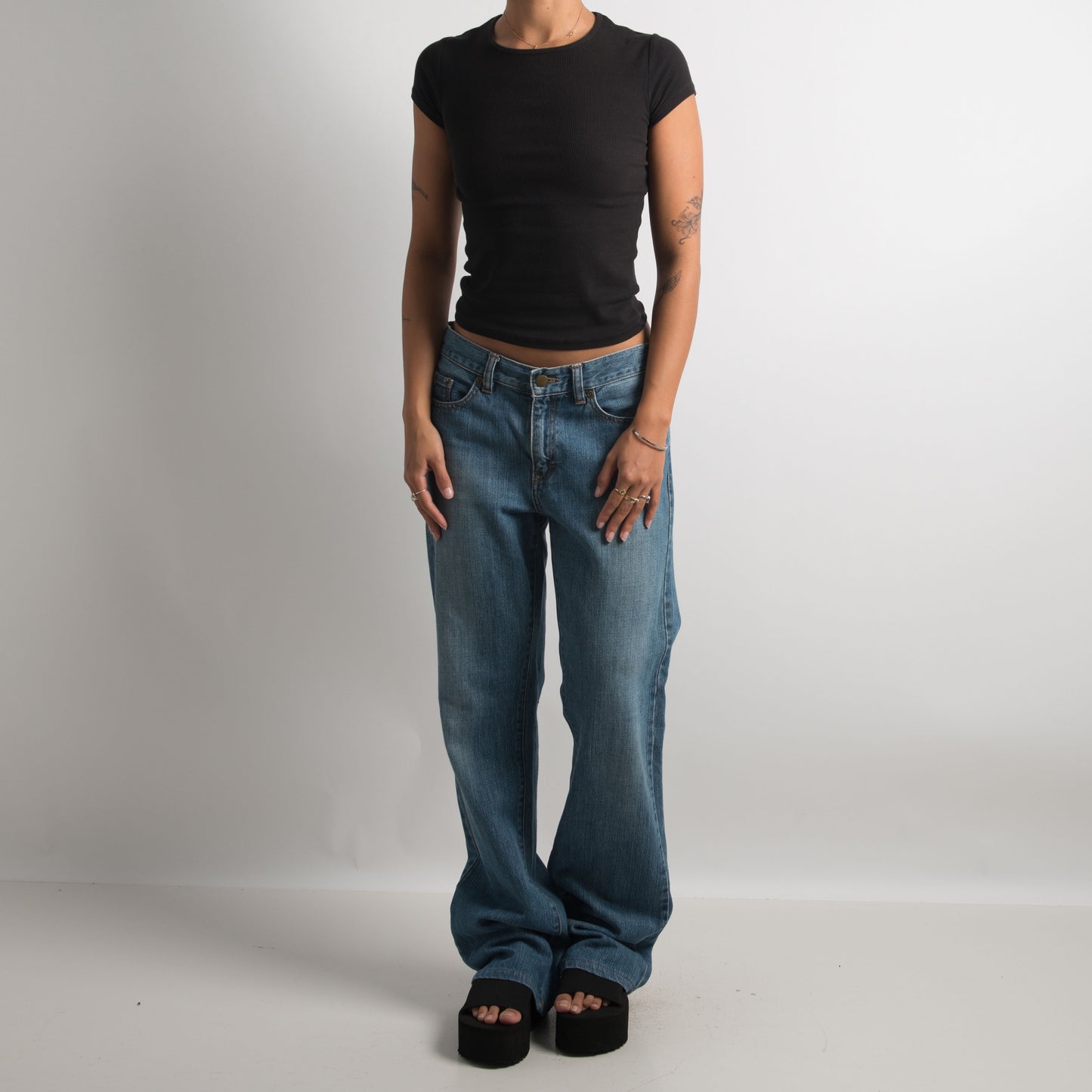 MID WASH BOOTCUT JEANS