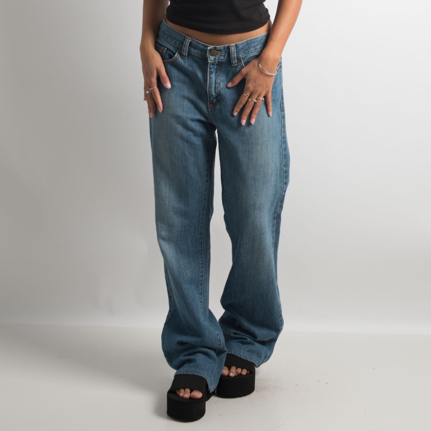 MID WASH BOOTCUT JEANS