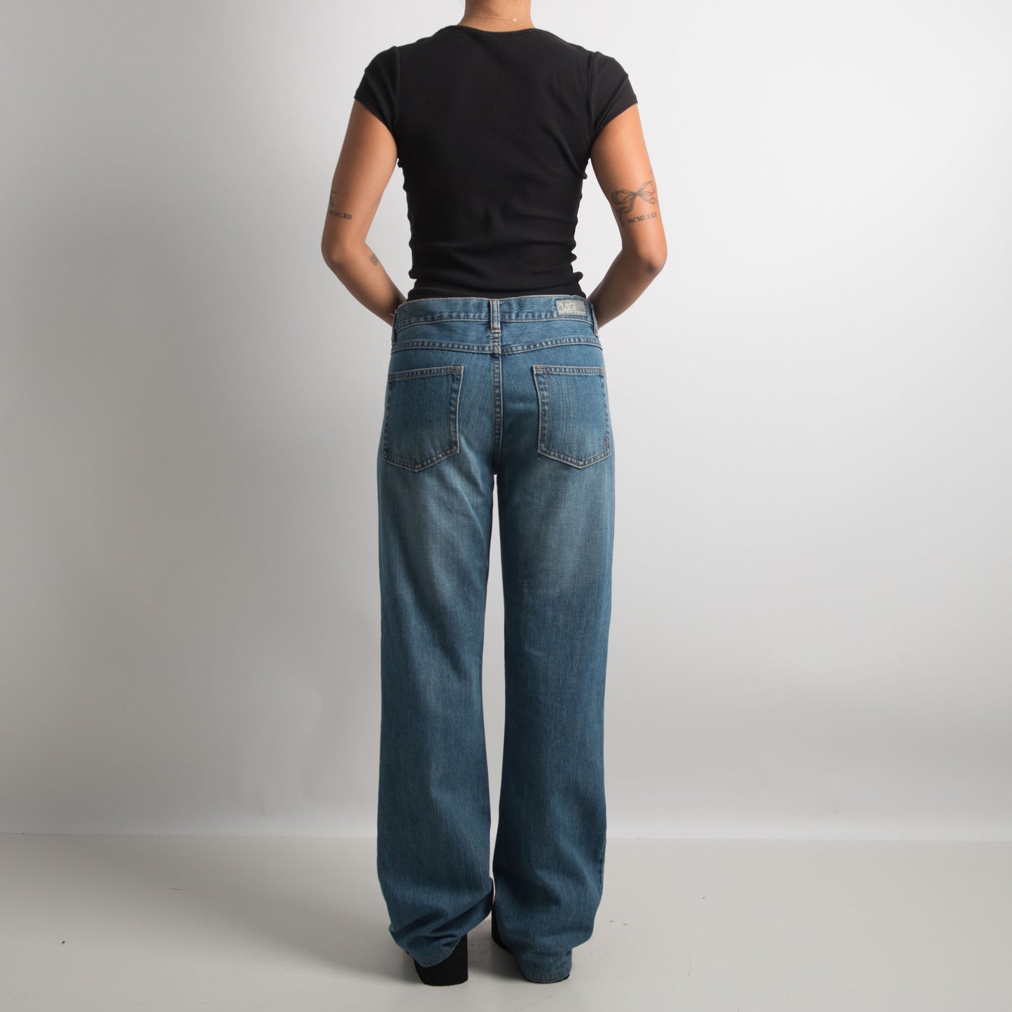 MID WASH BOOTCUT JEANS