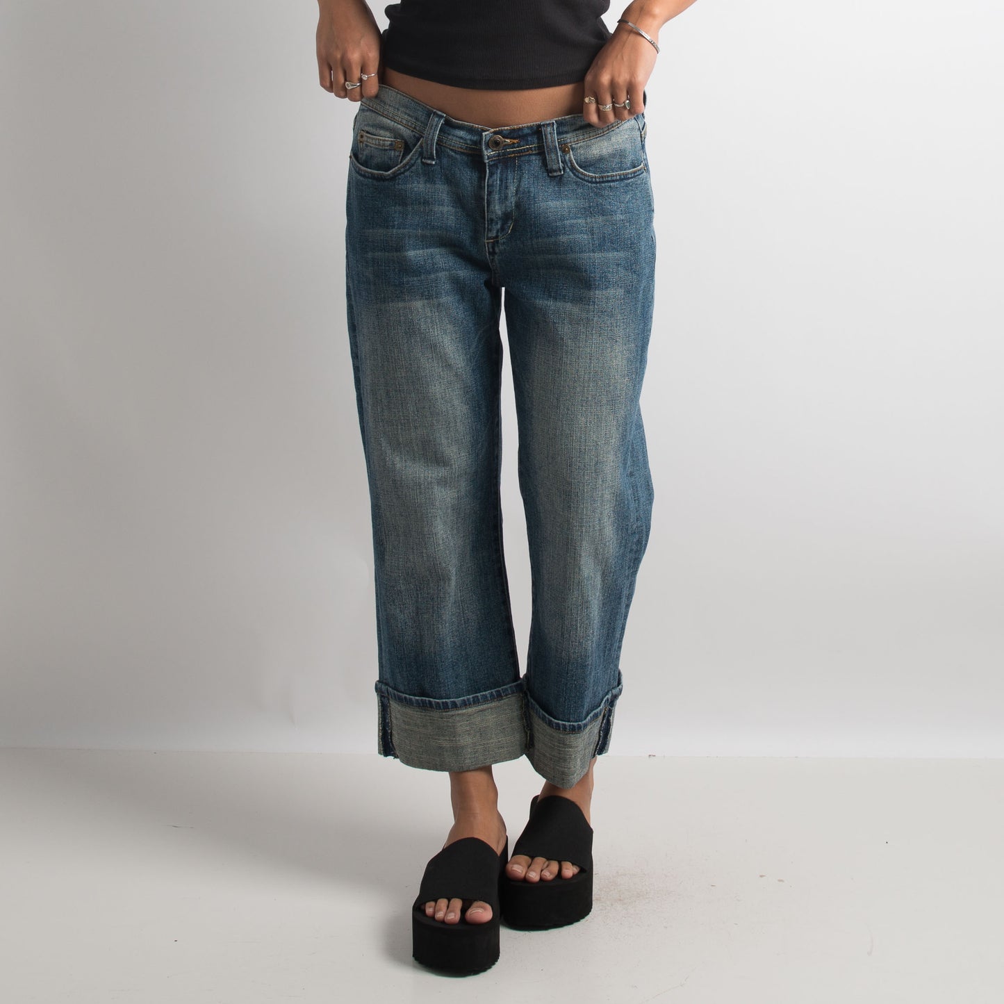 MID WASH CROPPED JEANS