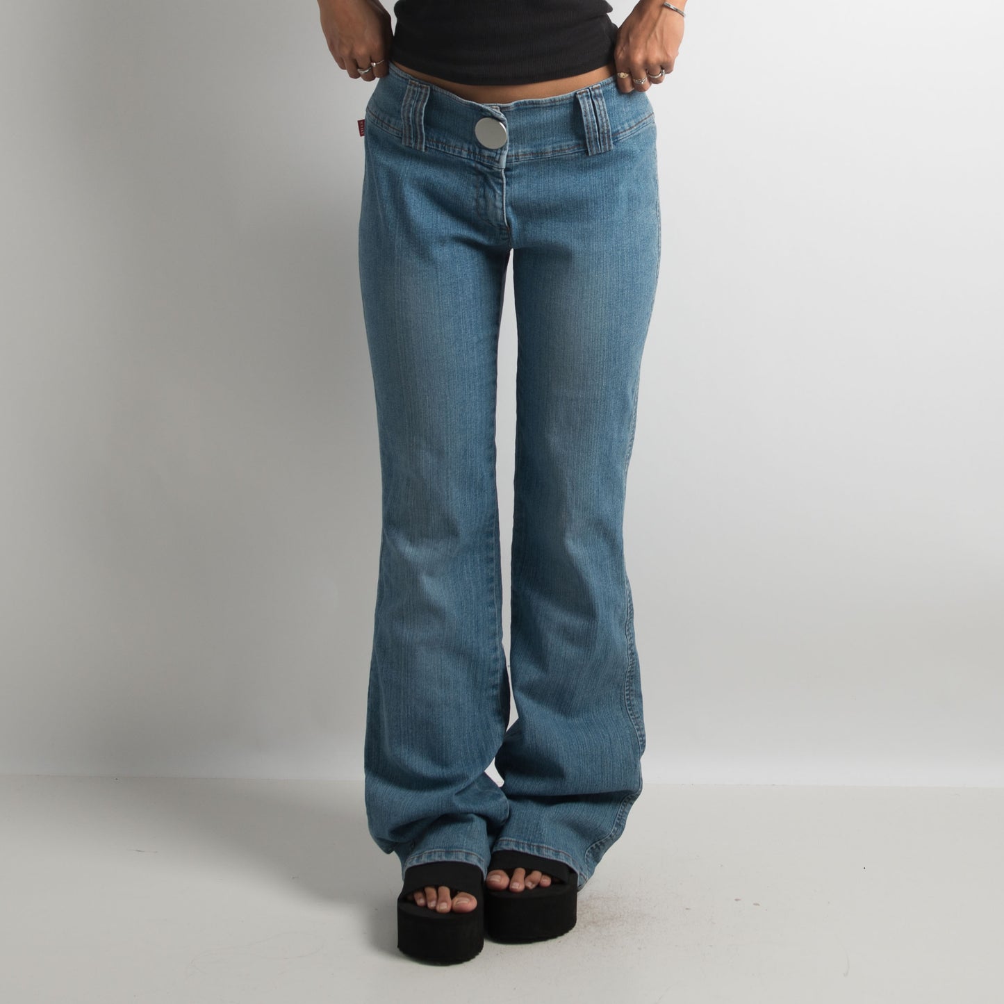 MID WASH BOOTCUT JEANS