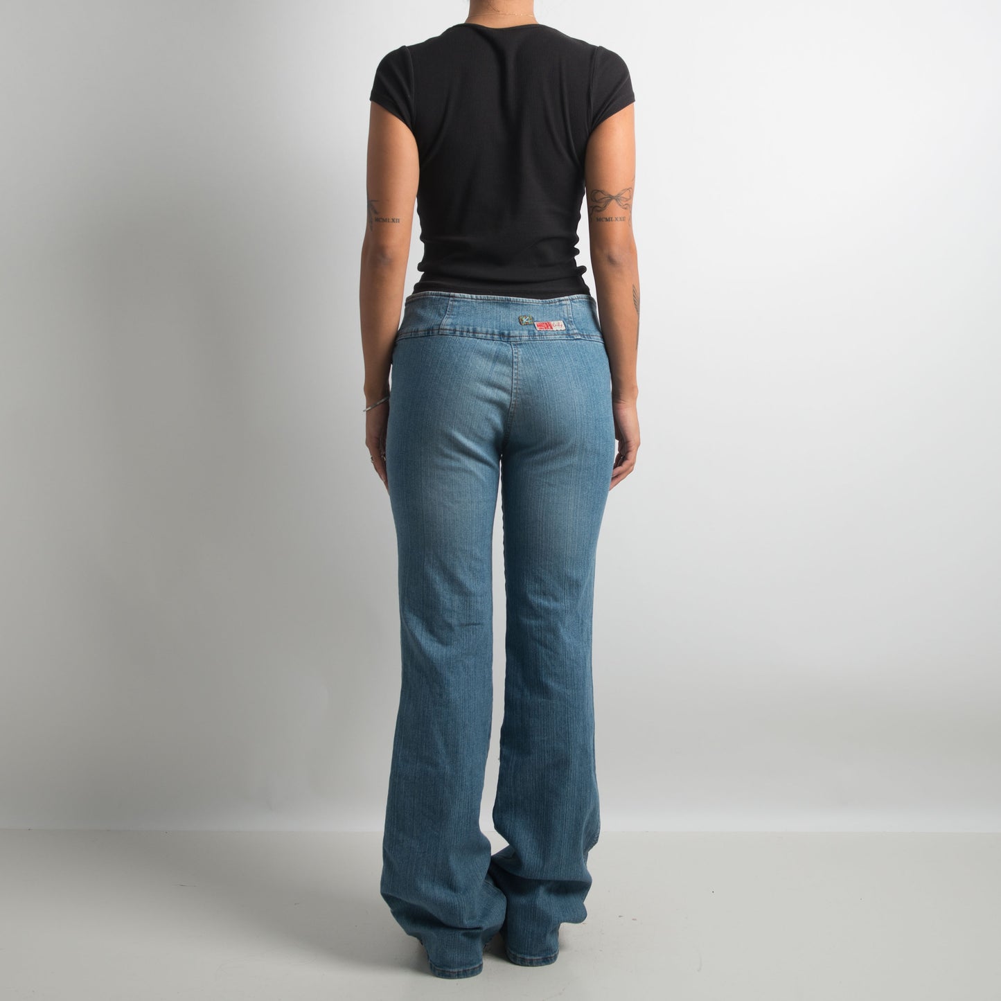 MID WASH BOOTCUT JEANS