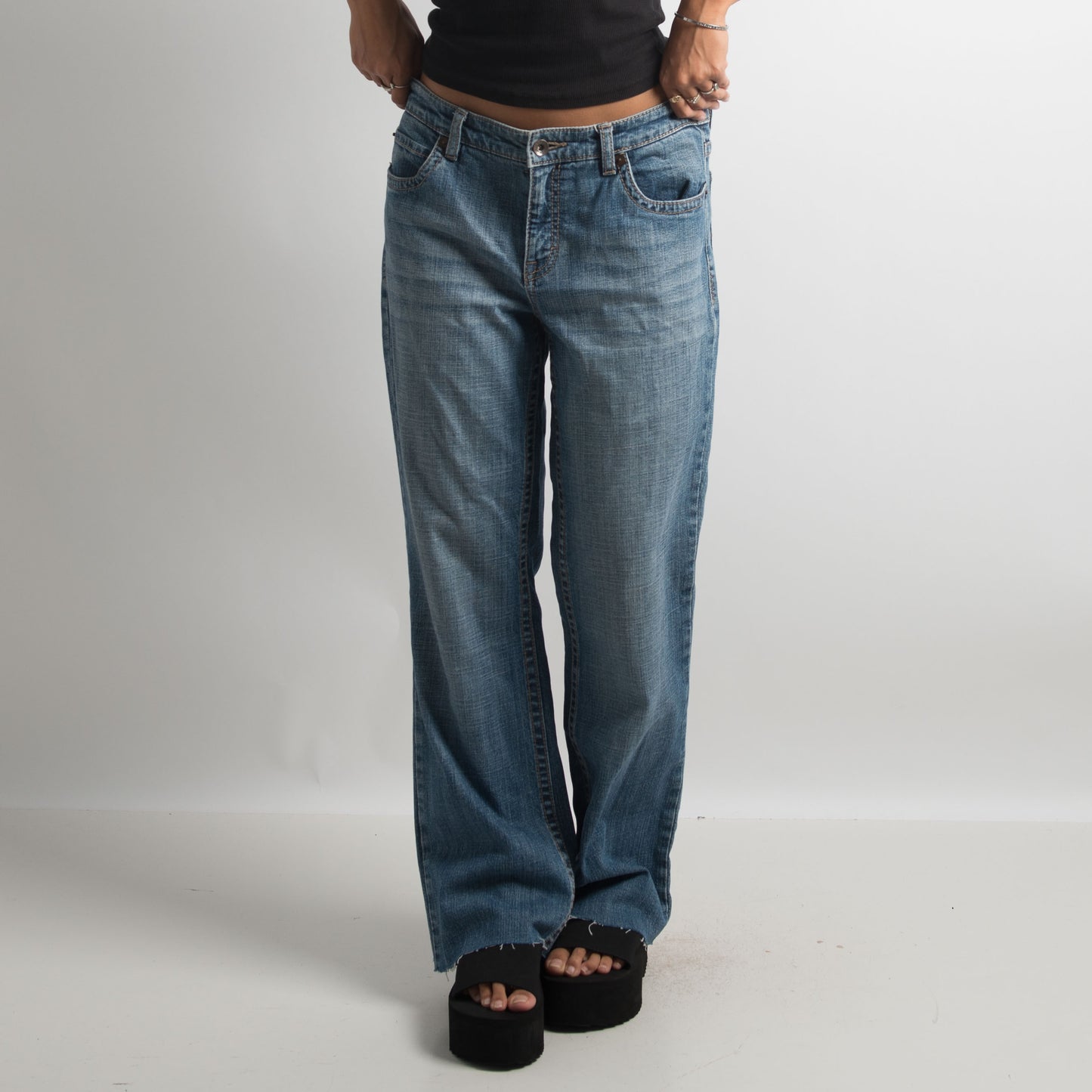 MID WASH BOOTCUT JEANS